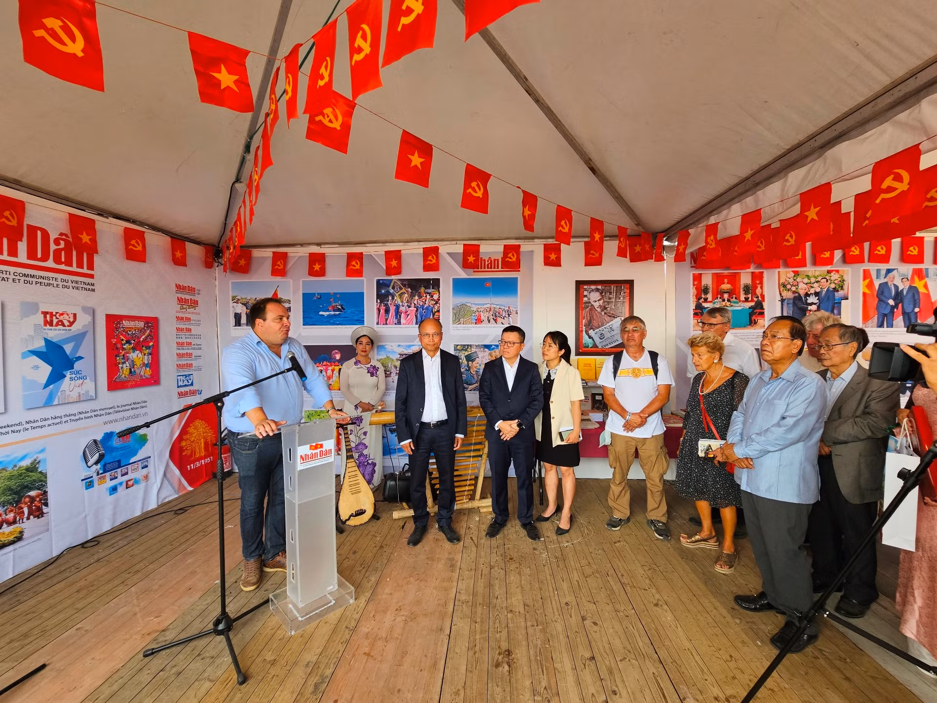 Tổng Biên tập báo Nhân đạo Fabien Gay mong muốn thế hệ trẻ duy trì và phát huy truyền thống gắn bó giữa hai đảng và nhân dân hai nước, tích cực đóng góp cho tình đoàn kết quốc tế vì hòa bình và tiến bộ xã hội. Tham dự buổi giới thiệu gian trưng bày có nguyên Ủy viên Bộ Chính trị của Đảng Cộng sản Pháp Denis Rondepierre, Đại sứ Lào tại Pháp Kham-Inh Khitchadeth và đại diện các hội đoàn Pháp-Việt. Tổng Biên tập báo Nhân đạo Fabien Gay mong muốn thế hệ trẻ duy trì và phát huy truyền thống gắn bó giữa hai đảng và nhân dân hai nước, tích cực đóng góp cho tình đoàn kết quốc tế vì hòa bình và tiến bộ xã hội. Tham dự buổi giới thiệu gian trưng bày có nguyên Ủy viên Bộ Chính trị của Đảng Cộng sản Pháp Denis Rondepierre, Đại sứ Lào tại Pháp Kham-Inh Khitchadeth và đại diện các hội đoàn Pháp-Việt.