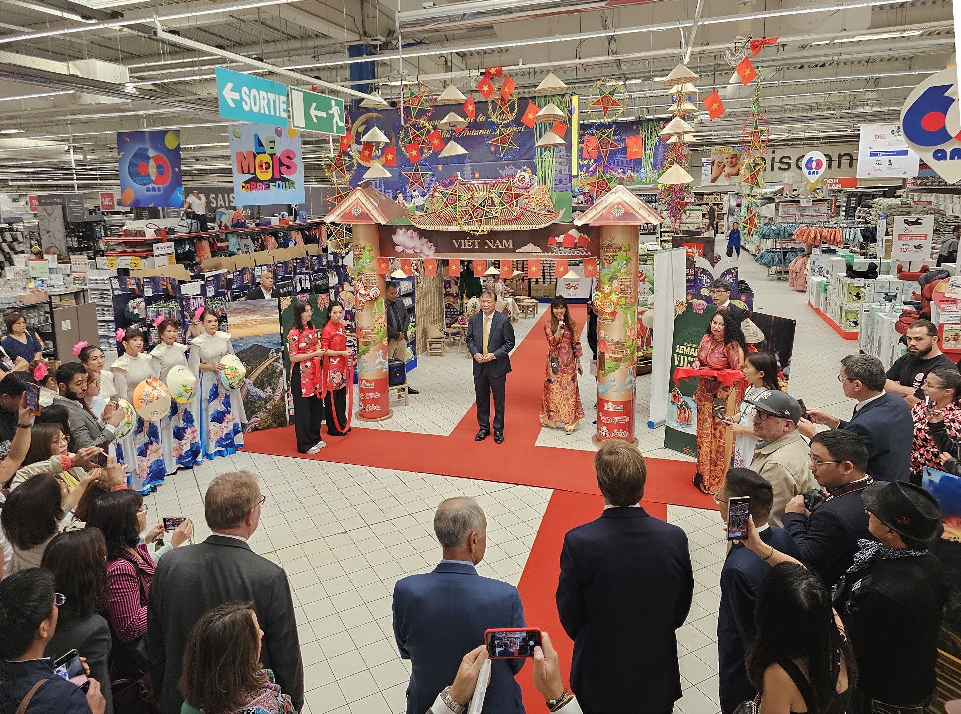 [Ảnh] Tuần hàng Việt Nam mang Tết Trung thu tới người tiêu dùng Pháp ảnh 1