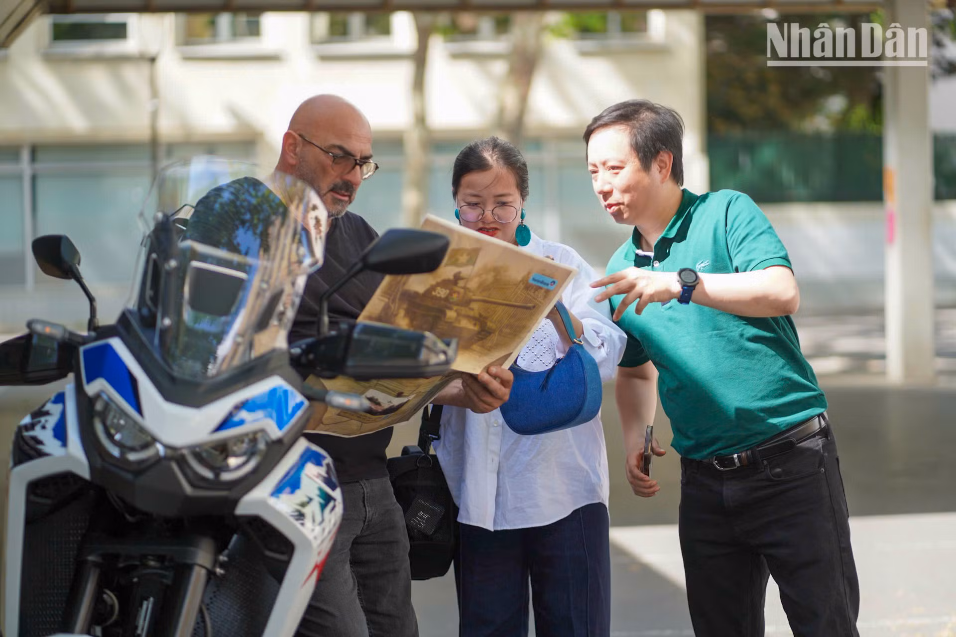 Anh Trần Phan Linh và chị Quỳnh Chi, Đại sứ quán Việt Nam tại Pháp, giới thiệu với người Pháp về Chiến thắng 30/4 trên phụ san đặc biệt của Báo Nhân Dân.