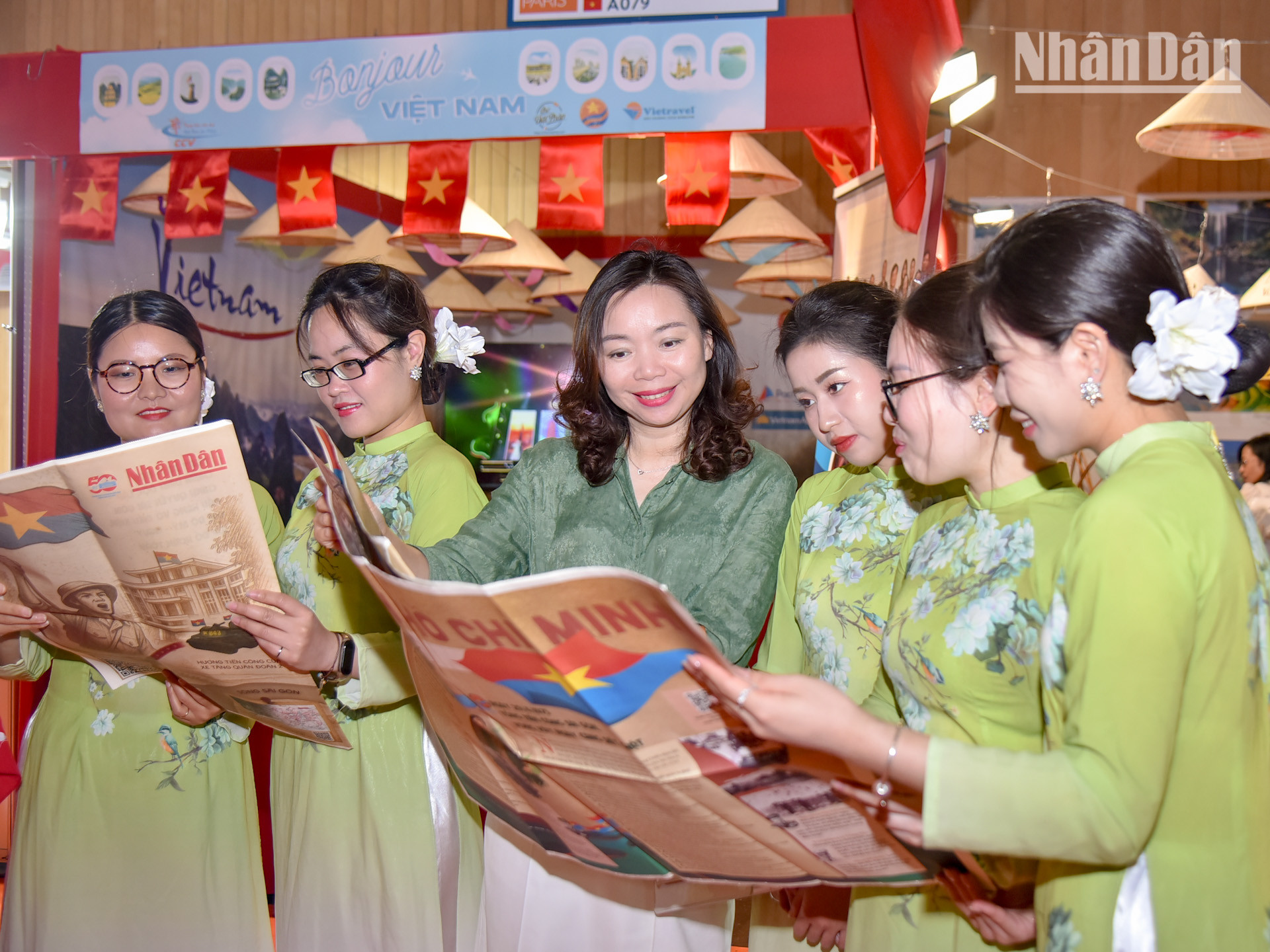 Chị Phạm Thị Kim Yến, Tham tán Công sứ, Đại sứ quán Việt Nam tại Pháp, cùng các bạn sinh viên xem những trang thông tin đặc biệt tái hiện một phần Chiến dịch Hồ Chí Minh với dấu mốc đánh chiếm Dinh Độc Lập. Chị Phạm Thị Kim Yến, Tham tán Công sứ, Đại sứ quán Việt Nam tại Pháp, cùng các bạn sinh viên xem những trang thông tin đặc biệt tái hiện một phần Chiến dịch Hồ Chí Minh với dấu mốc đánh chiếm Dinh Độc Lập.