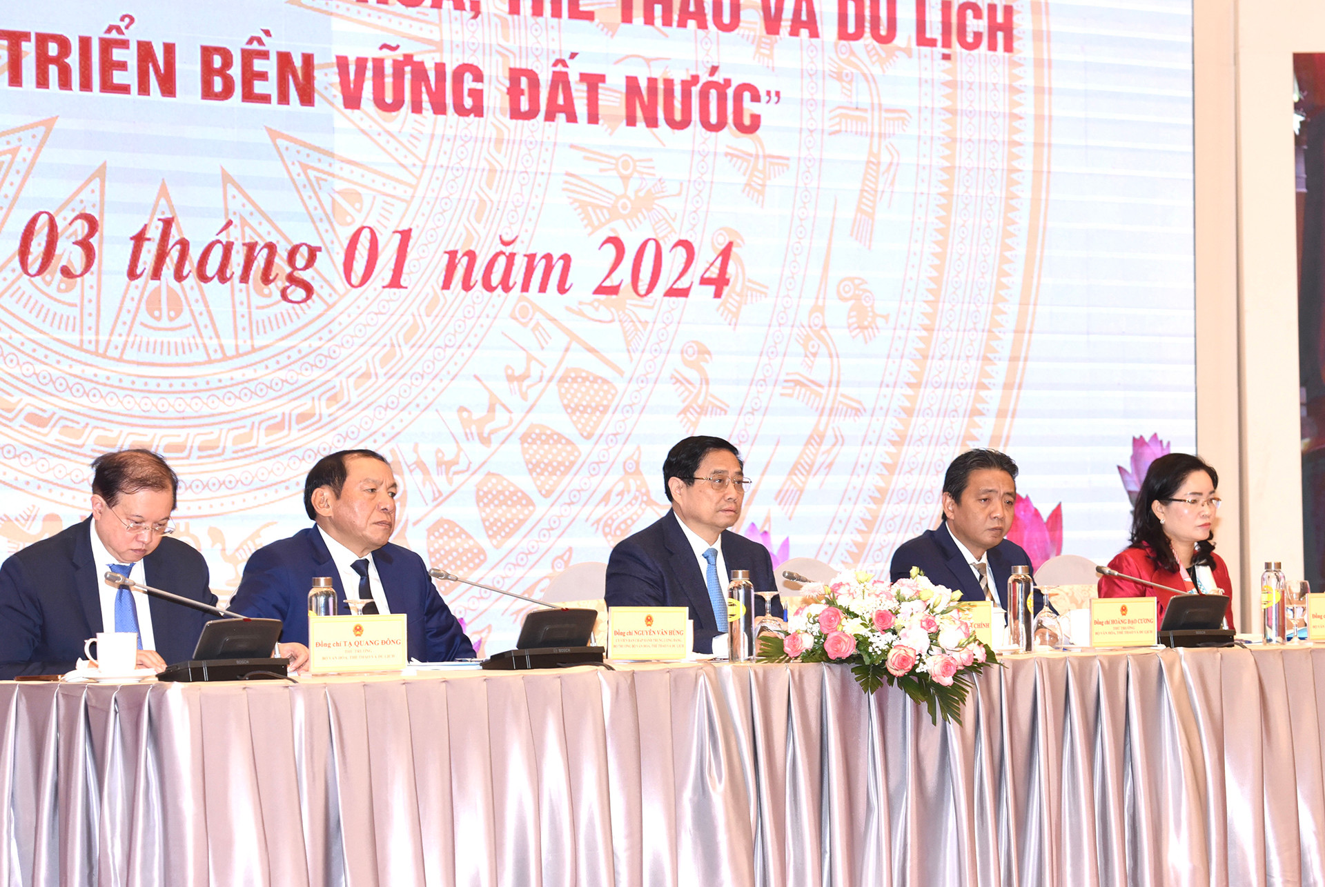 Thủ tướng Phạm Minh Chính và lãnh đạo Bộ Văn hóa, Thể thao và Du lịch chủ trì hội nghị.