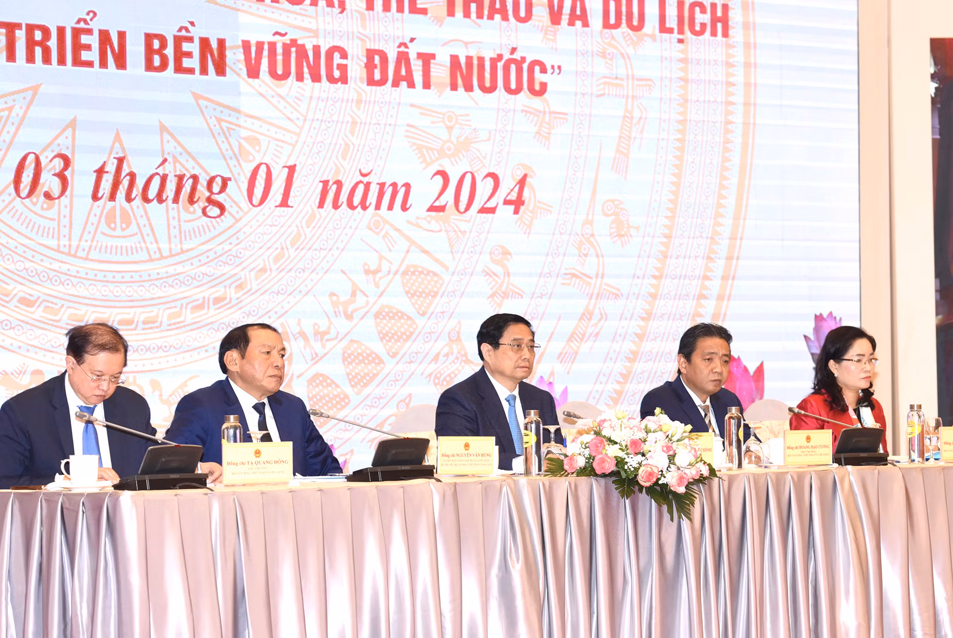 Thủ tướng Phạm Minh Chính và lãnh đạo Bộ Văn hóa, Thể thao và Du lịch chủ trì hội nghị.