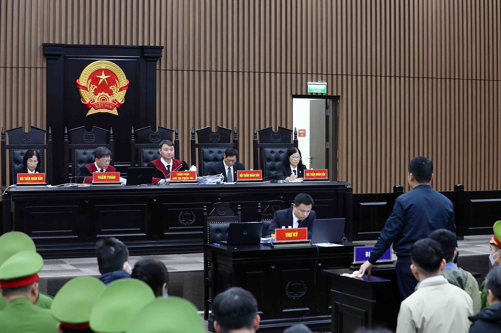 Quang cảnh phiên tòa xét xử. Quang cảnh phiên tòa xét xử.