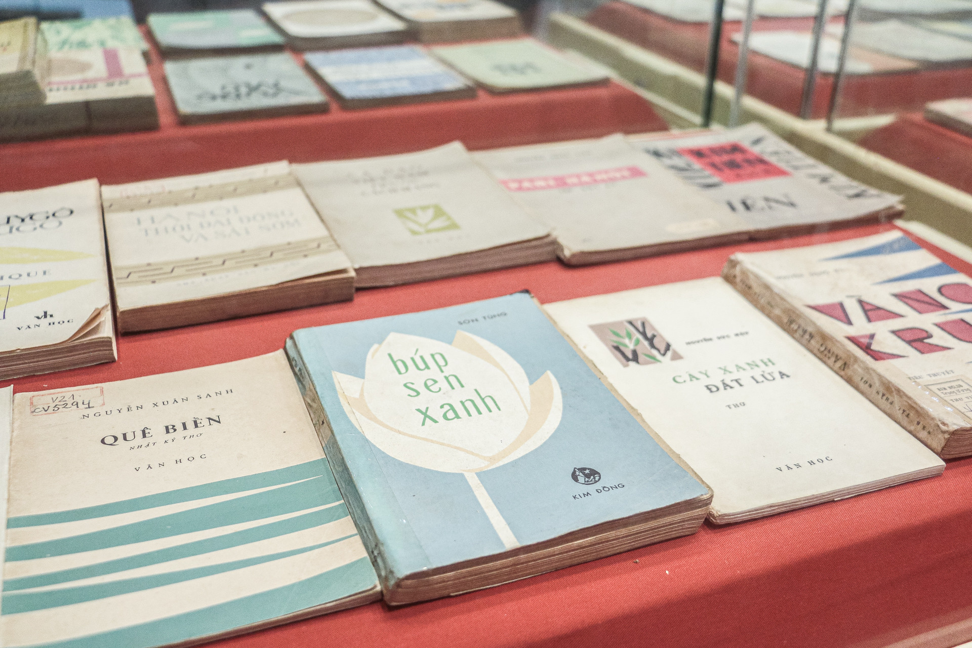 Một vài cuốn sách do Văn Cao vẽ bìa minh họa được trưng bày tại Triển lãm bên lề Hội thảo. (Ảnh: Hà Nam)