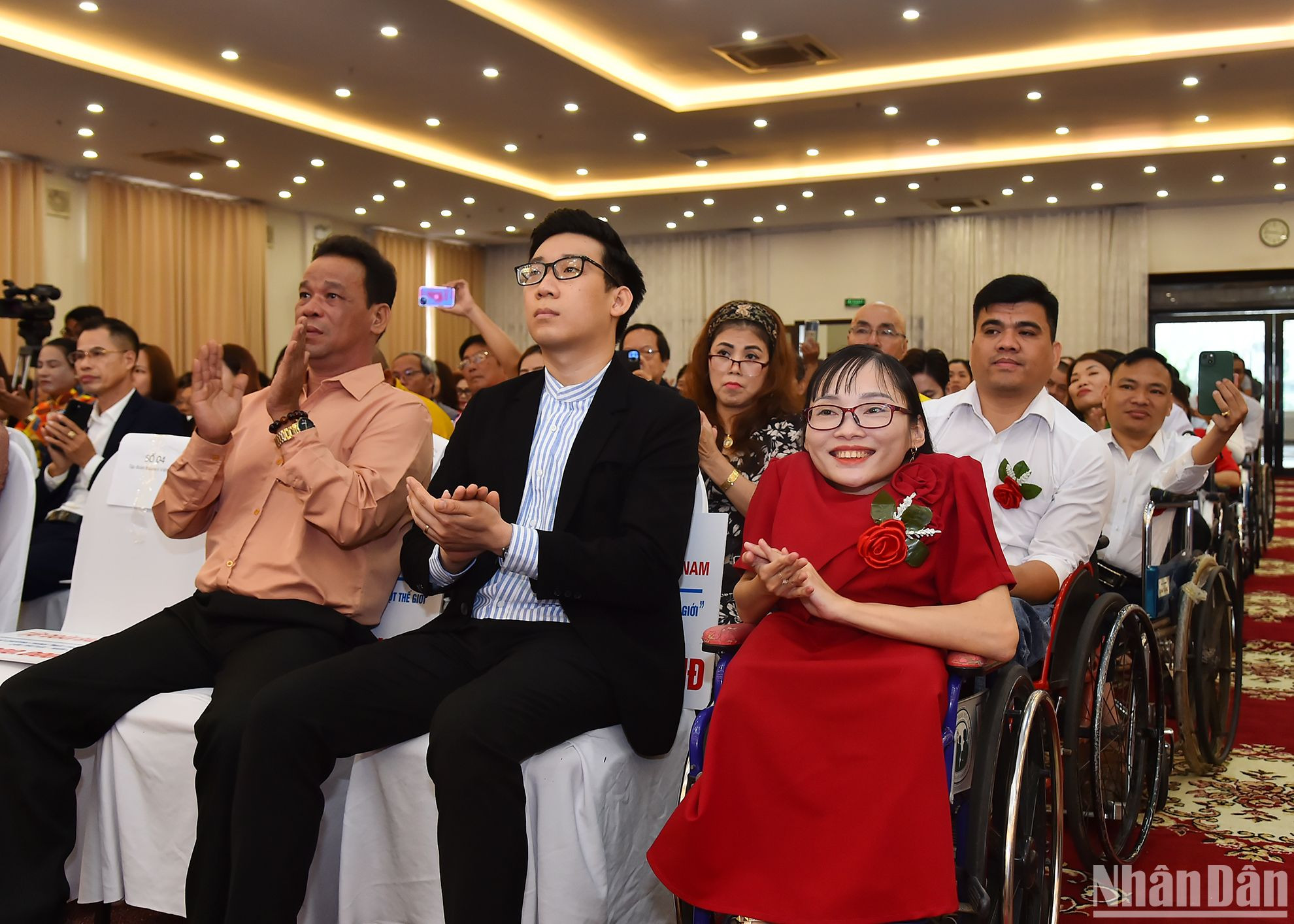 Các đại biểu là người khuyết tật, trẻ mồ côi và người bảo trợ tiêu biểu tham dự hội nghị.