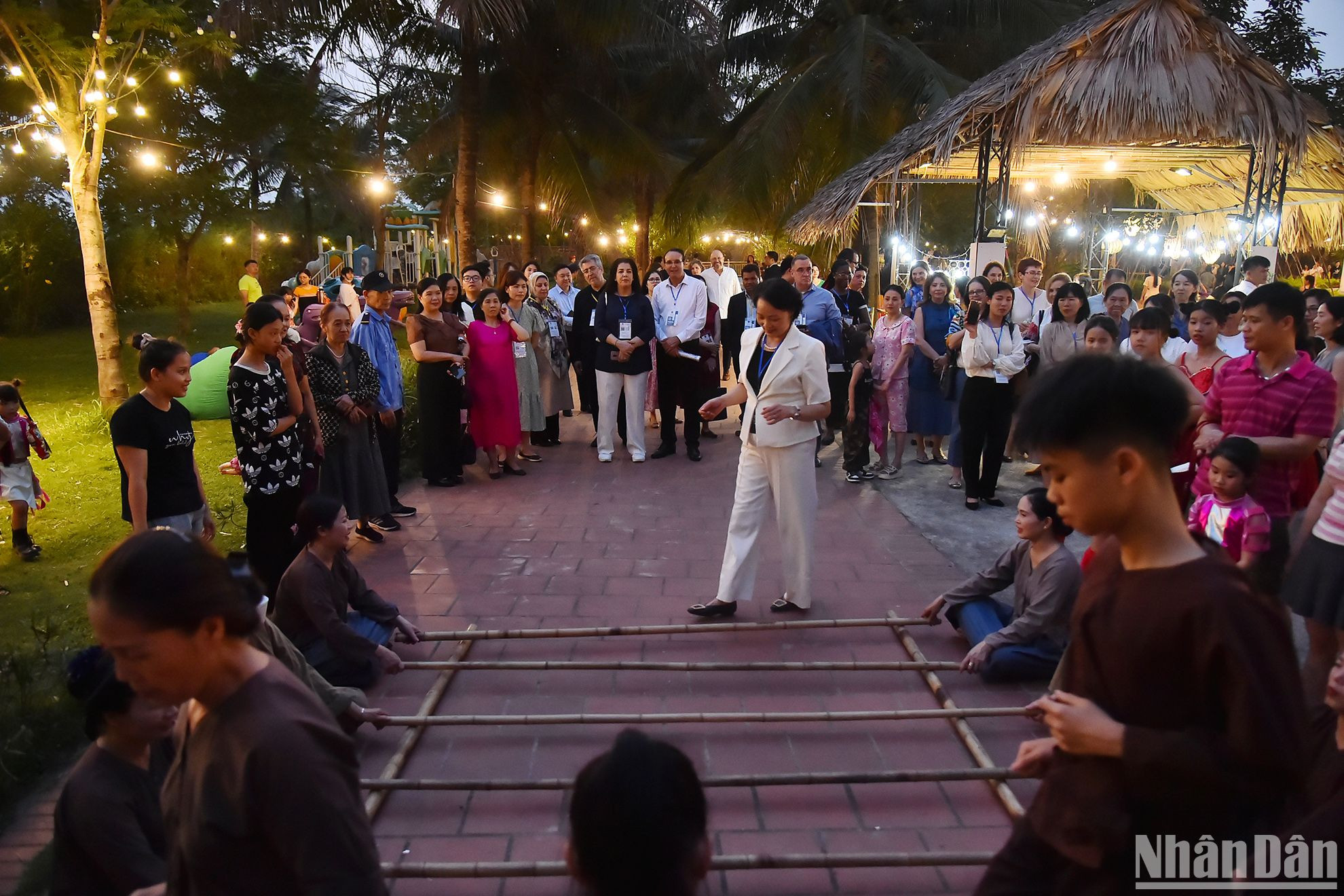 Các nhà ngoại giao nữ, phu nhân đại sứ các nước và ngoại giao đoàn cùng các đại biểu năm 2024 trải nghiệm không khí chợ quê đồng bằng Bắc Bộ cũng như các trò chơi dân gian truyền thống tại chương trình.