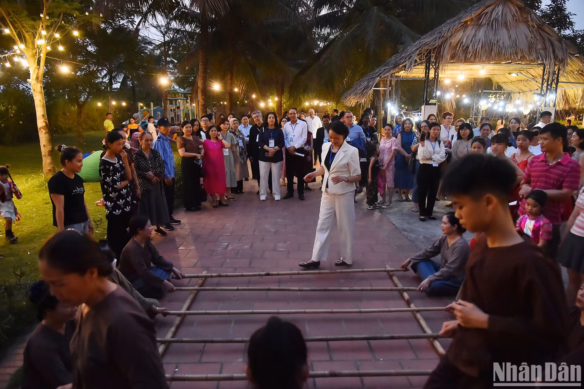 Các nhà ngoại giao nữ, phu nhân đại sứ các nước và ngoại giao đoàn cùng các đại biểu năm 2024 trải nghiệm không khí chợ quê đồng bằng Bắc Bộ cũng như các trò chơi dân gian truyền thống tại chương trình.