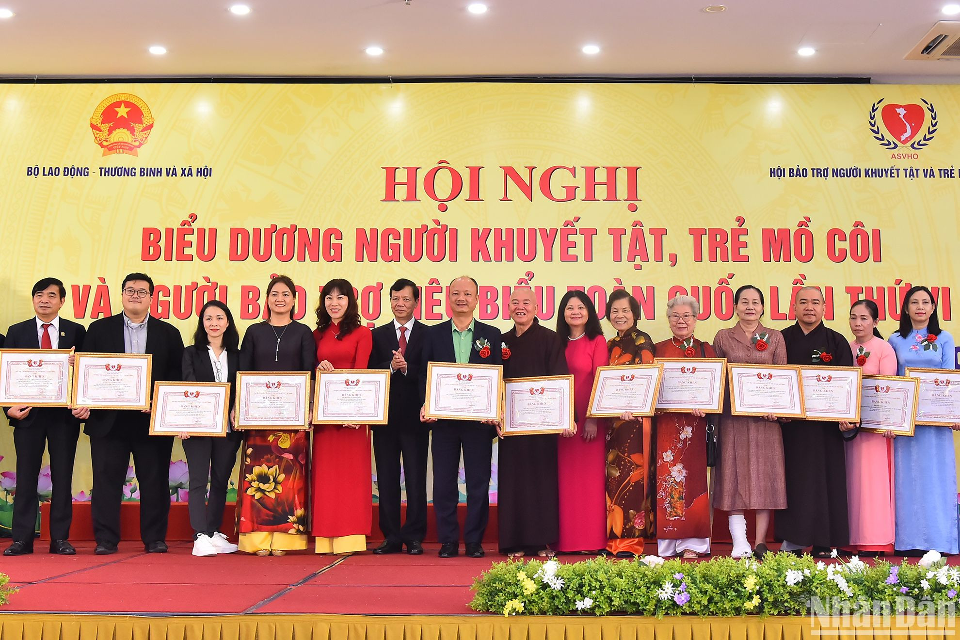 Lãnh đạo Hội bảo trợ người khuyết tật và trẻ mồ côi Việt Nam trao bằng khen cho các đại biểu là nhà bảo trợ tiêu biểu tại có thành tích xuất sắc trong lao động, học tập giai đoạn 2021-2023.