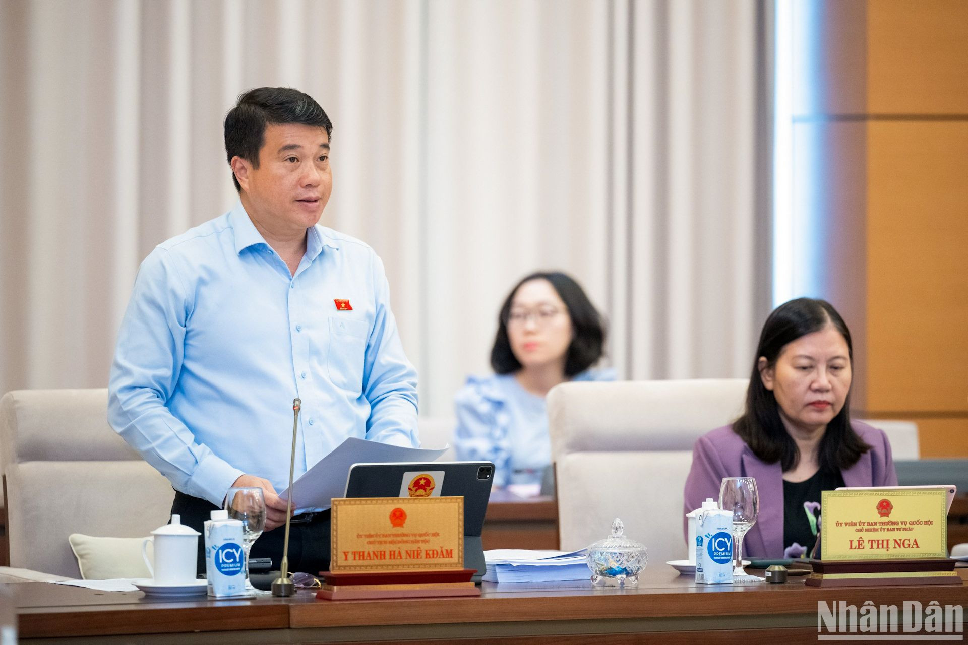 Chủ tịch Hội đồng Dân tộc Y Thanh Hà Niê Kđăm trình bày tóm tắt tờ trình đề nghị xây dựng dự án Luật sửa đổi, bổ sung một số điều của Luật Hoạt động giám sát của Quốc hội và Hội đồng nhân dân.