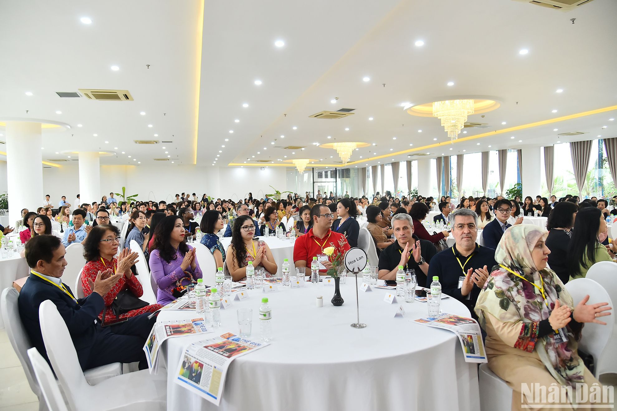 Thứ trưởng Ngoại giao Lê Thị Thu Hằng cùng các nhà ngoại giao nữ, phu nhân đại sứ và ngoại giao đoàn và các đại biểu tham dự chương trình.