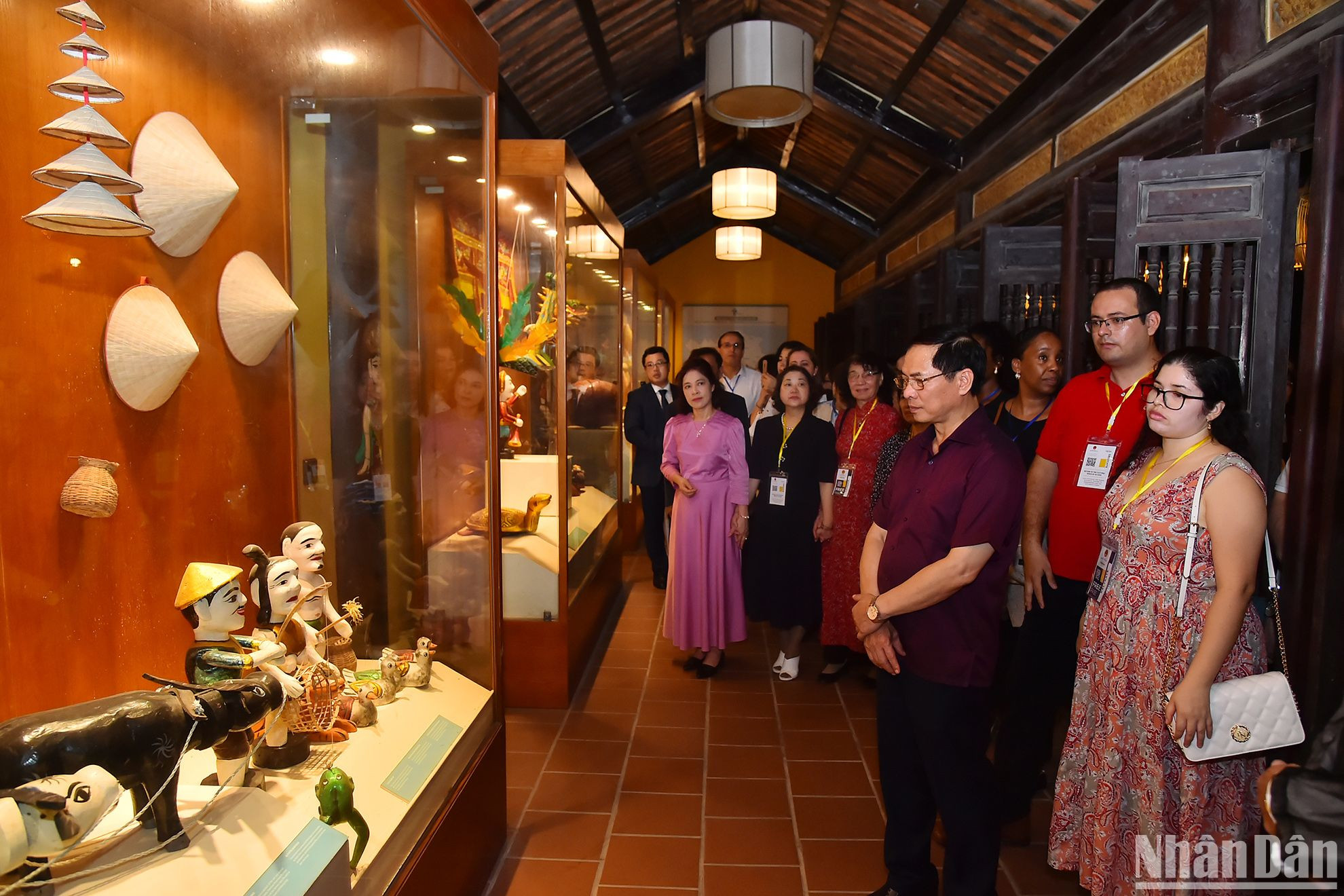 Bộ trưởng Ngoại giao Bùi Thanh Sơn, Phu nhân Vũ Thị Bích Ngọc cùng các đại biểu tham quan Bảo tàng múa rối nước.