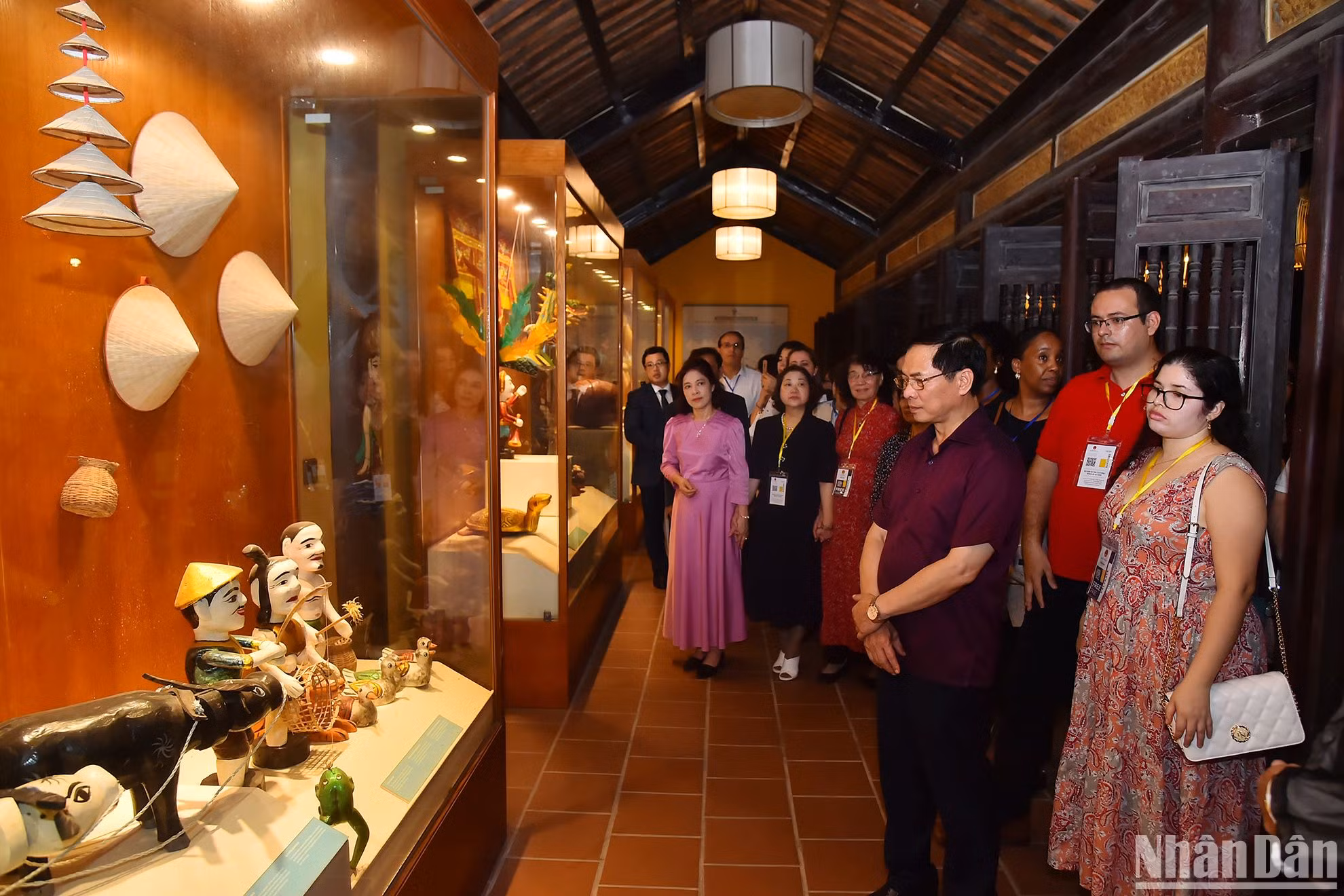 Bộ trưởng Ngoại giao Bùi Thanh Sơn, Phu nhân Vũ Thị Bích Ngọc cùng các đại biểu tham quan Bảo tàng múa rối nước.