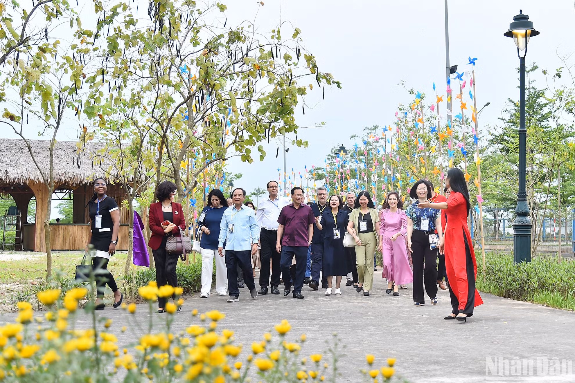 Bộ trưởng Ngoại giao Bùi Thanh Sơn, Phu nhân Vũ Thị Bích Ngọc cùng các nhà ngoại giao nữ, phu nhân đại sứ các nước và ngoại giao đoàn cùng các đại biểu tại chương trình giao lưu với chủ đề “Tìm về không gian văn hóa xứ Đoài”.