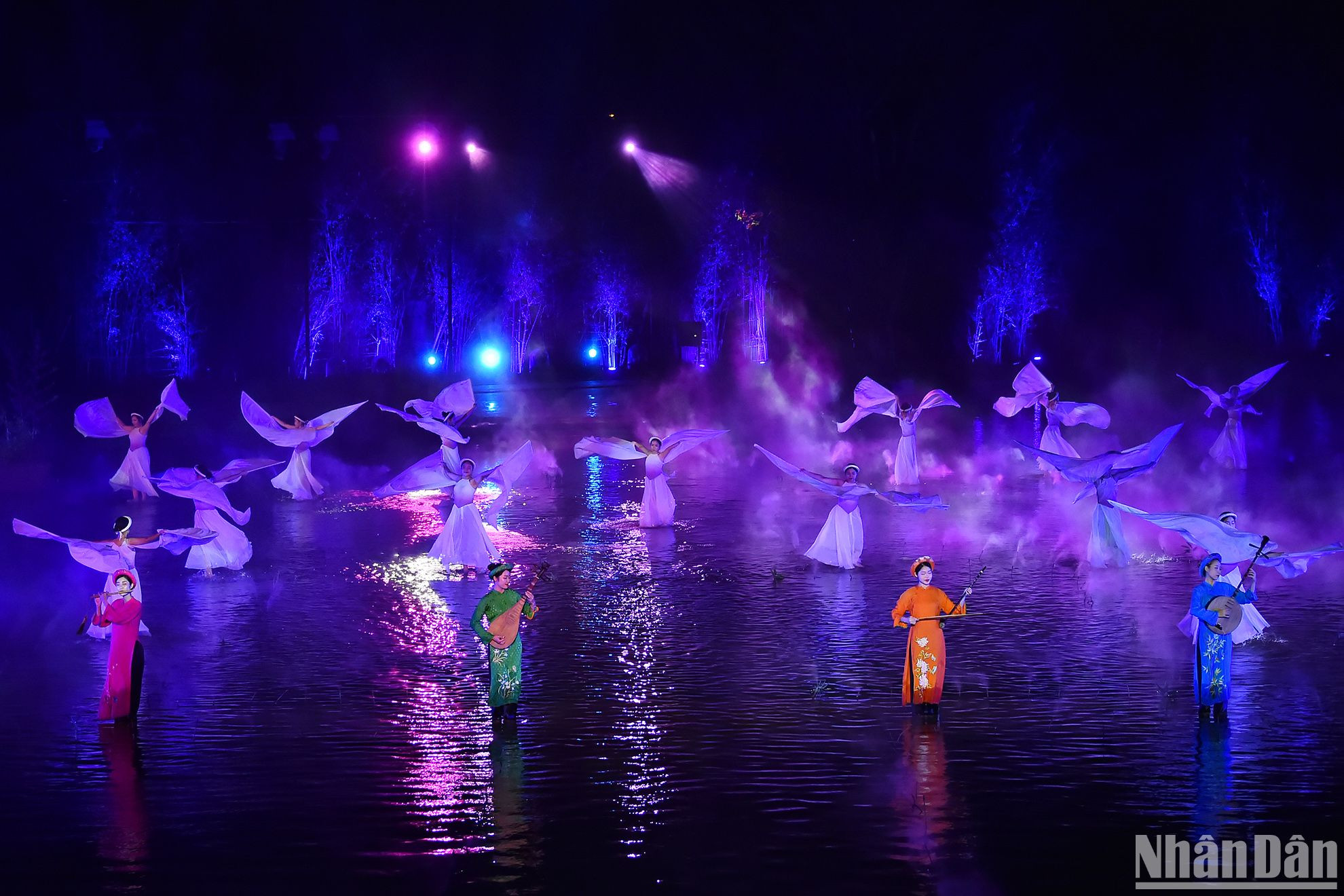 Tiếp sau đó, Bộ trưởng Ngoại giao Bùi Thanh Sơn, Phu nhân Vũ Thị Bích Ngọc cùng các nhà ngoại giao nữ, phu nhân đại sứ các nước và ngoại giao đoàn cùng các đại biểu đã dành thời gian thưởng thức vở diễn thực cảnh “Tinh hoa Bắc Bộ”.