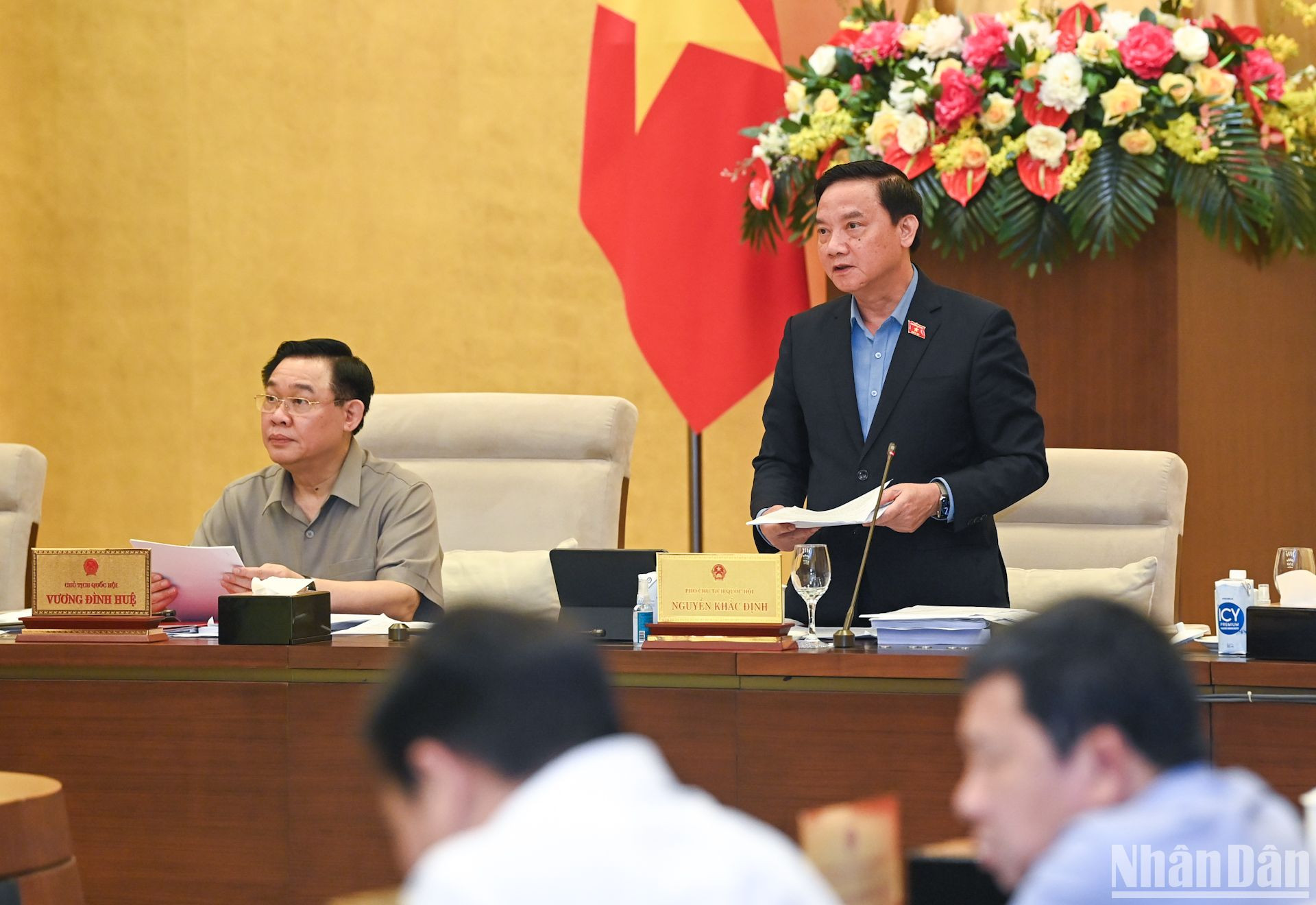 Sau phát biểu khai mạc, Phó Chủ tịch Quốc hội Nguyễn Khắc Định điều hành nội dung cho ý kiến về dự kiến Chương trình xây dựng luật, pháp lệnh năm 2025, điều chỉnh Chương trình xây dựng luật, pháp lệnh năm 2024.