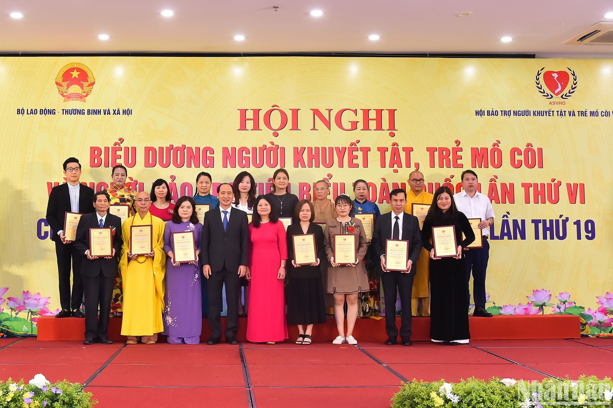 Thứ trưởng Lao động, Thương binh và Xã hội Nguyễn Văn Hồi và Phó Chủ tịch Hội bảo trợ người khuyết tật và trẻ mồ côi Việt Nam Trần Thị Dung tiếp nhận và trao biểu trưng cho các đơn vị, cá nhân đã ủng hộ và cam kết ủng hộ người khuyết tật, trẻ mồ côi và người có hoàn cảnh khó khăn.