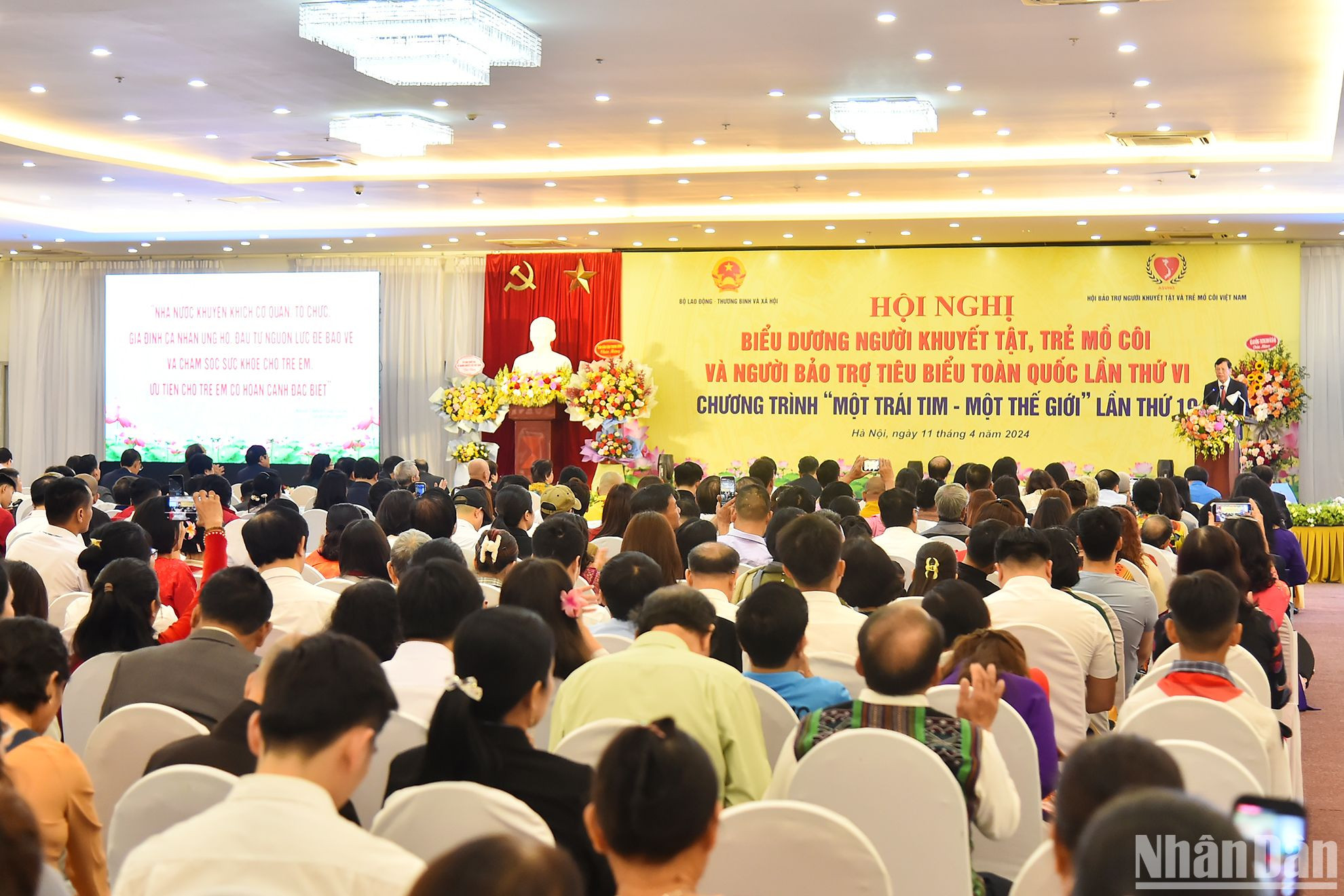 Quang cảnh Hội nghị biểu dương người khuyết tật, trẻ mồ côi và người bảo trợ tiêu biểu toàn quốc lần thứ VI và Chương trình “Một trái tim, một thế giới” lần thứ 19.