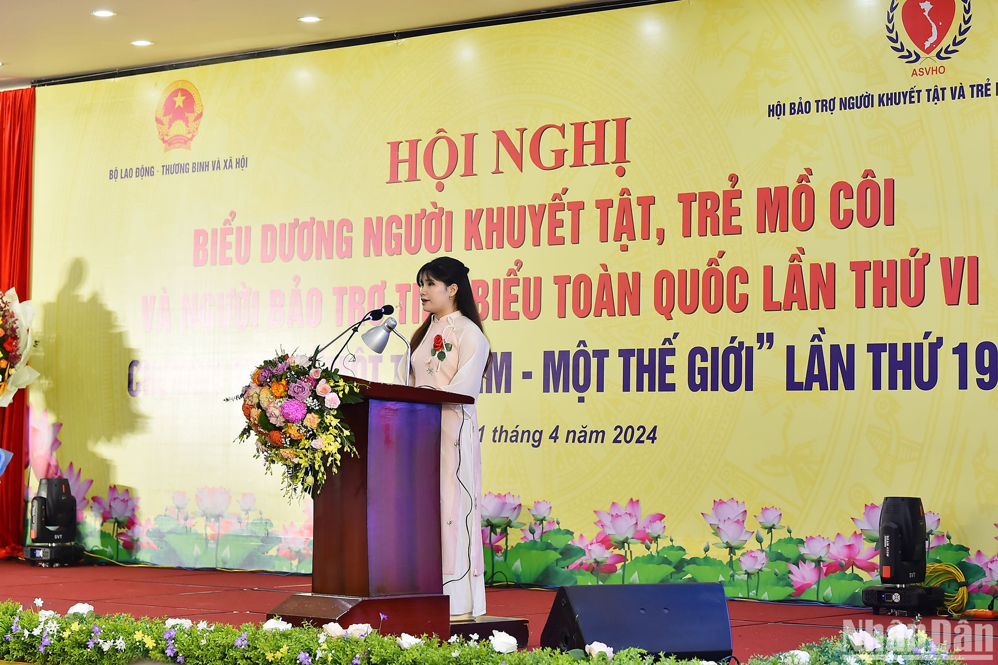 Đại biểu trẻ mồ côi Đặng Thu Hà (tỉnh Phú Thọ) phát biểu tâm sự tại hội nghị.