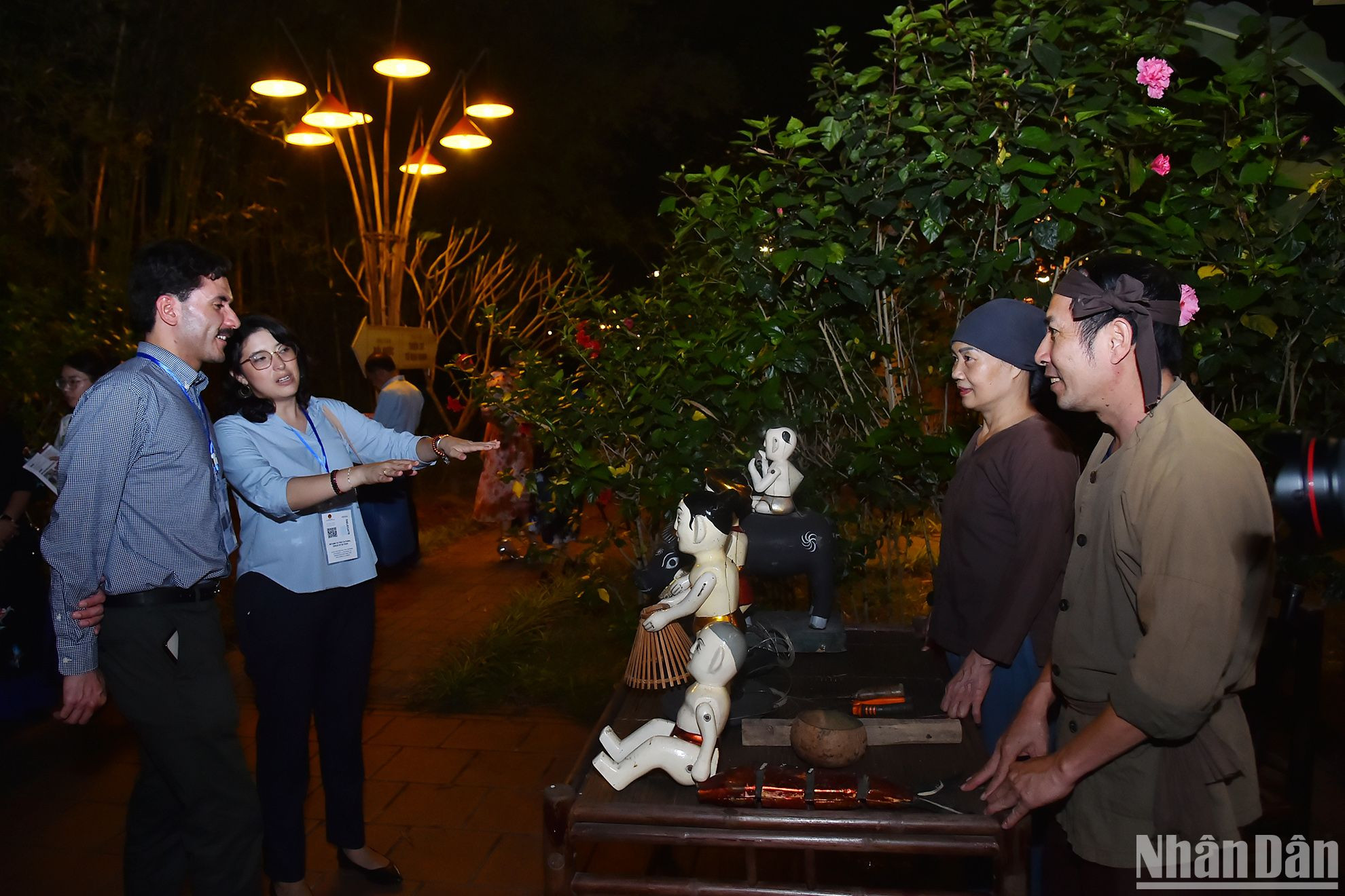 Các đại biểu tìm hiểu về loại hình nghệ thuật múa rối nước trong khuôn viên Bảo tàng múa rối nước. Các đại biểu tìm hiểu về loại hình nghệ thuật múa rối nước trong khuôn viên Bảo tàng múa rối nước.