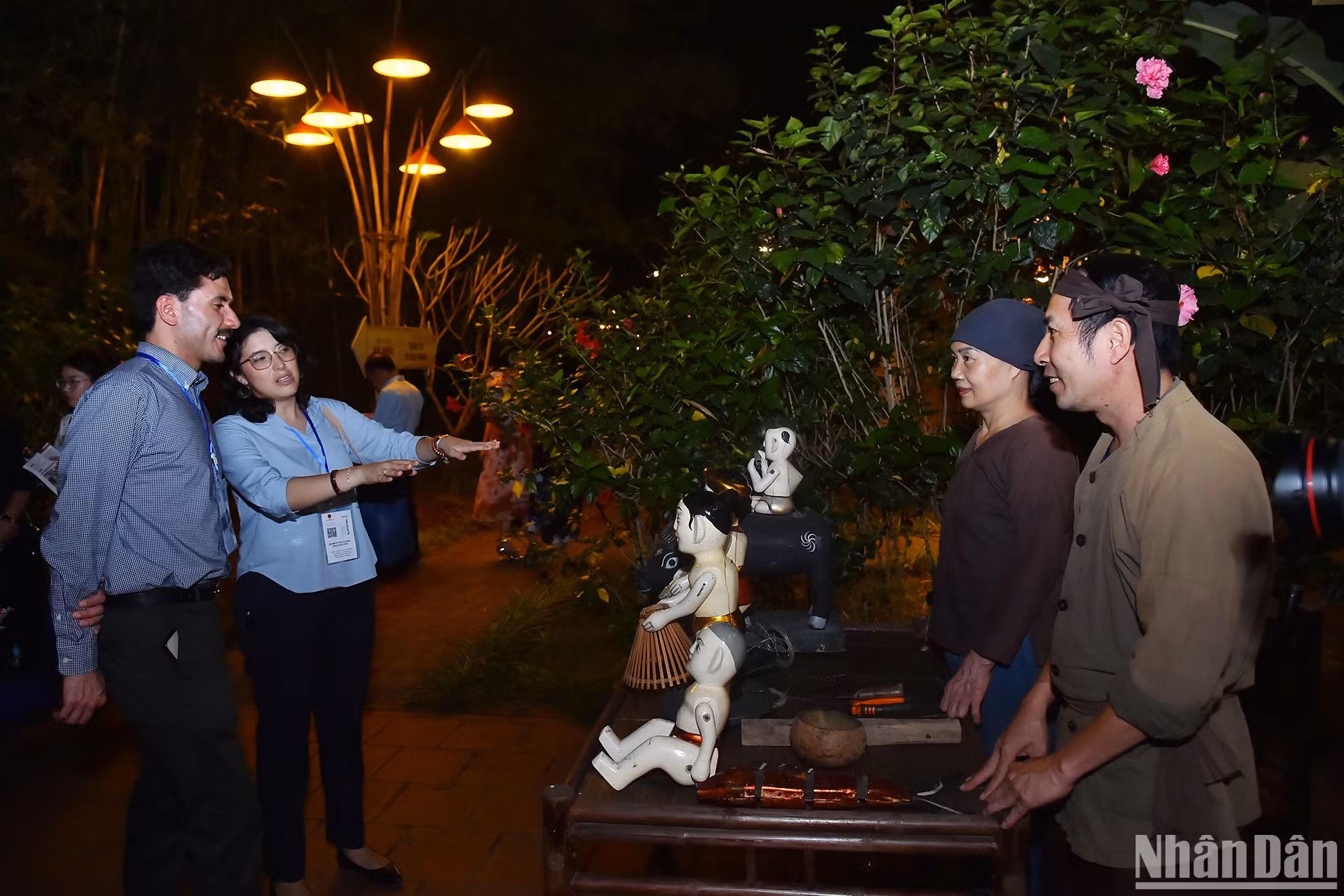 Các đại biểu tìm hiểu về loại hình nghệ thuật múa rối nước trong khuôn viên Bảo tàng múa rối nước. Các đại biểu tìm hiểu về loại hình nghệ thuật múa rối nước trong khuôn viên Bảo tàng múa rối nước.