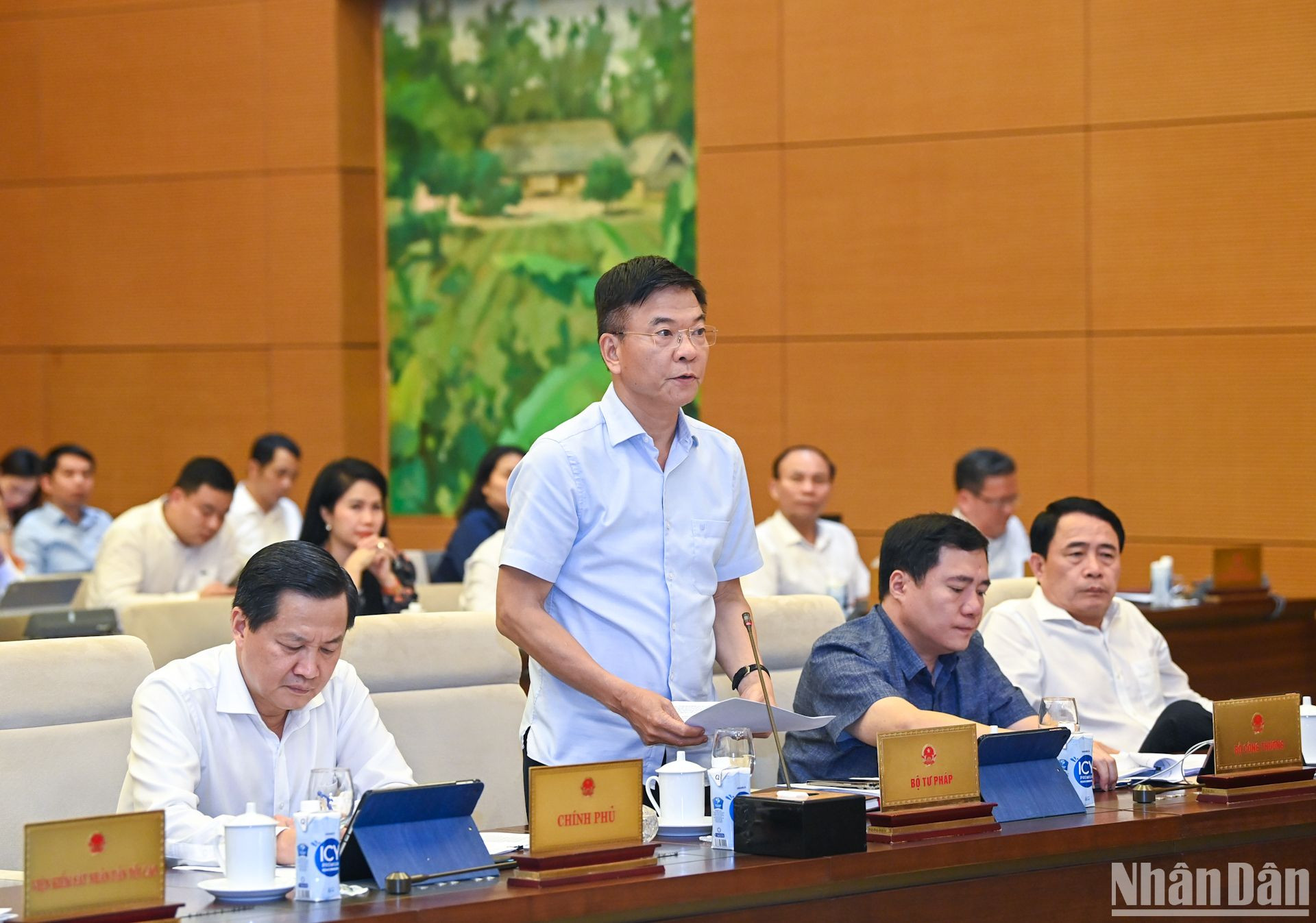 Bộ trưởng Tư pháp Lê Thành Long trình bày tờ trình về Chương trình xây dựng luật, pháp lệnh năm 2025, điều chỉnh Chương trình xây dựng luật, pháp lệnh năm 2024.