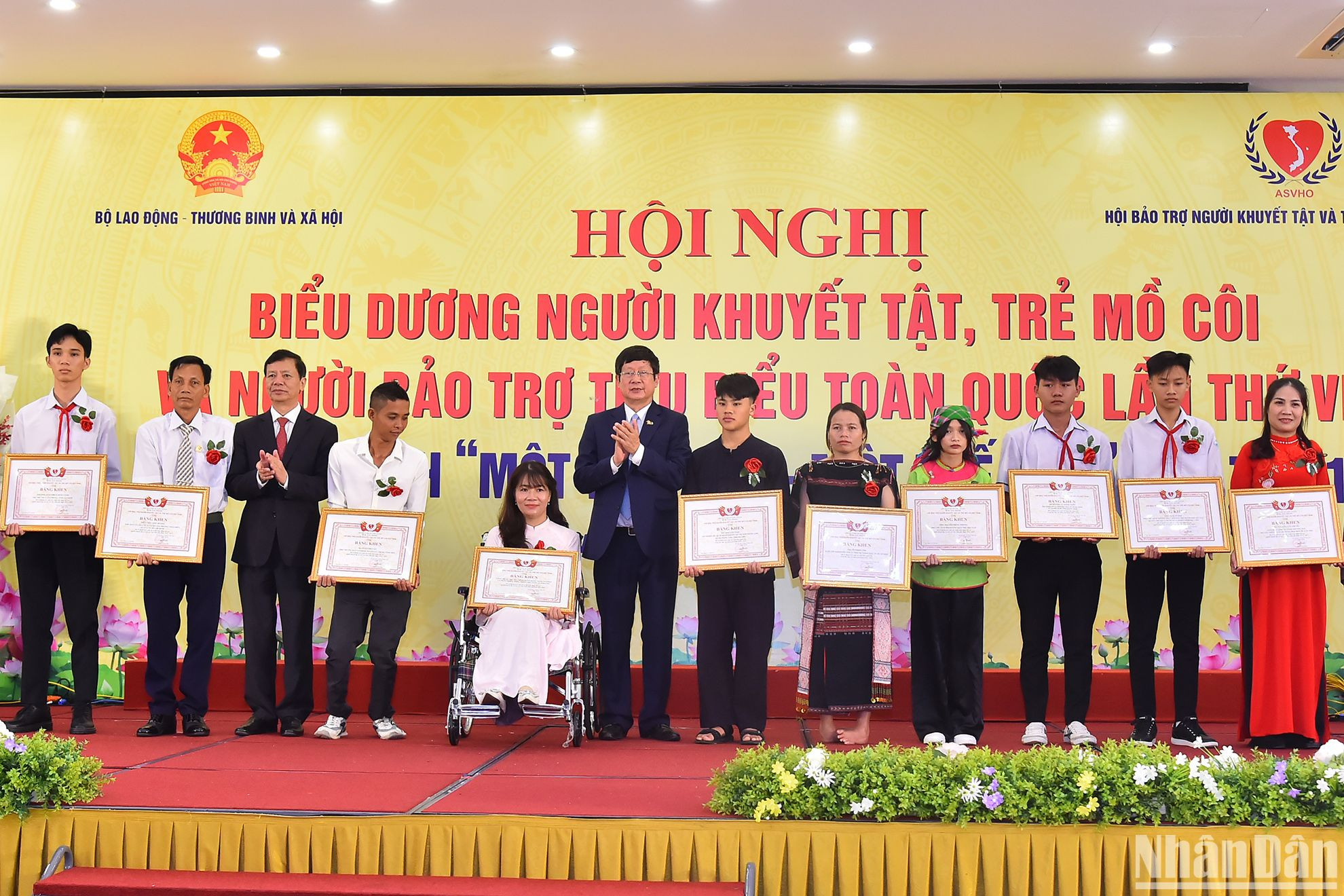 Lãnh đạo Hội bảo trợ người khuyết tật và trẻ mồ côi Việt Nam trao bằng khen cho các đại biểu là người khuyết tật, trẻ mồ côi có thành tích xuất sắc trong lao động, học tập giai đoạn 2021-2023.