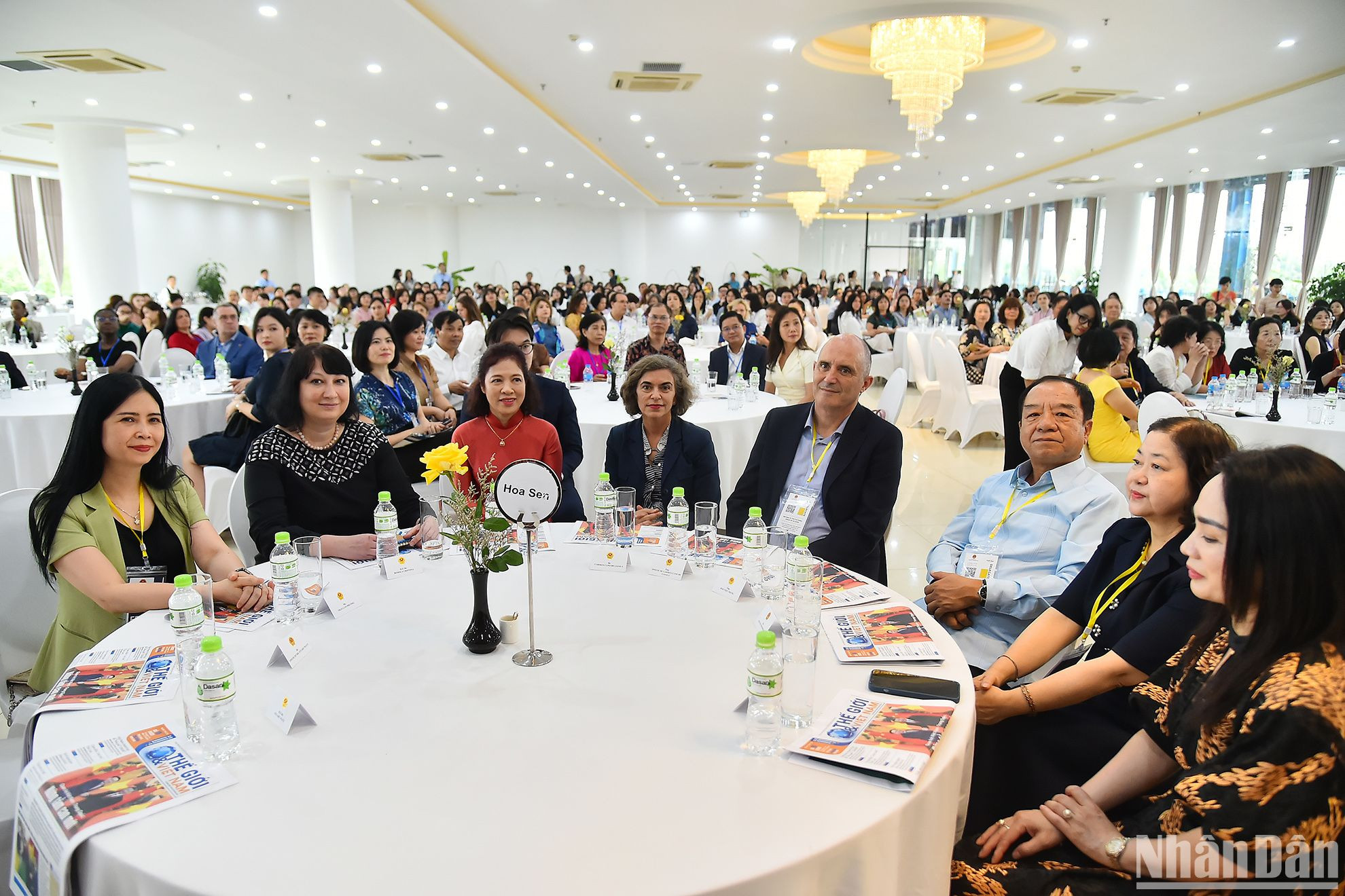 Phu nhân Bộ trưởng Ngoại giao Bùi Thanh Sơn, Chủ tịch danh dự Nhóm Phụ nữ Cộng đồng ASEAN tại Hà Nội Vũ Thị Bích Ngọc cùng các đại biểu tại chương trình Giao lưu với các nhà ngoại giao nữ, phu nhân đại sứ và ngoại giao đoàn năm 2024.