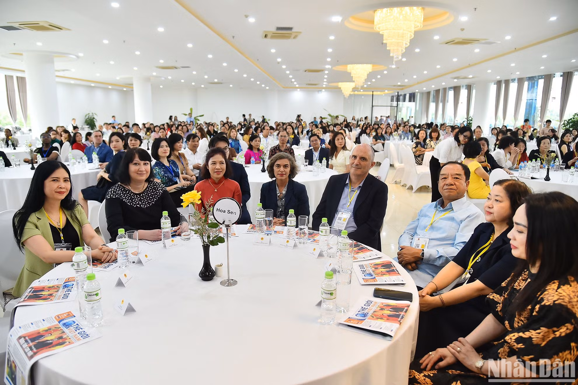 Phu nhân Bộ trưởng Ngoại giao Bùi Thanh Sơn, Chủ tịch danh dự Nhóm Phụ nữ Cộng đồng ASEAN tại Hà Nội Vũ Thị Bích Ngọc cùng các đại biểu tại chương trình Giao lưu với các nhà ngoại giao nữ, phu nhân đại sứ và ngoại giao đoàn năm 2024.