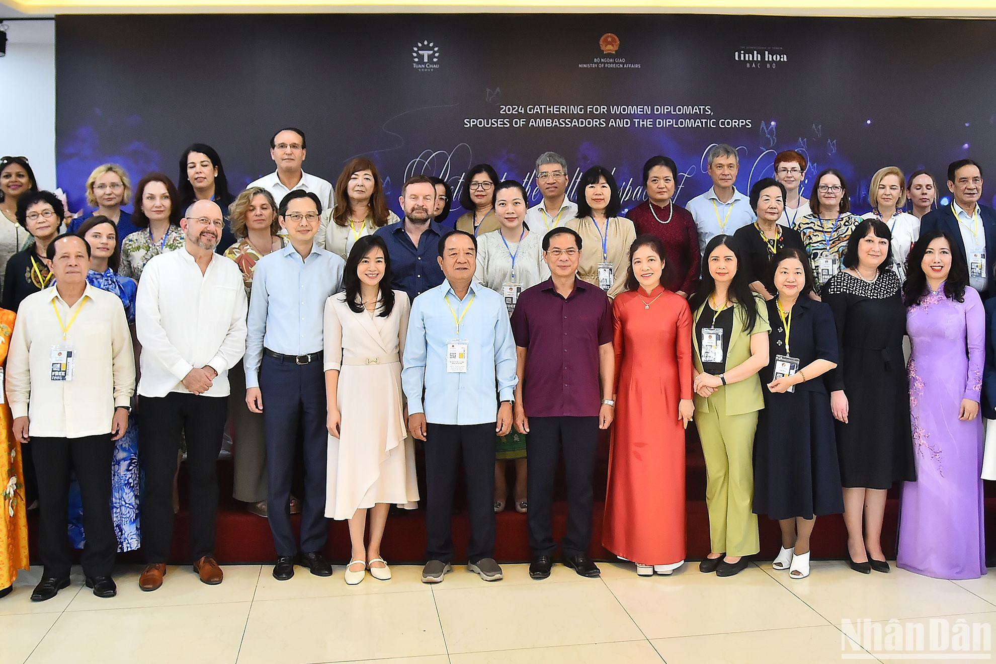 Bộ trưởng Ngoại giao Bùi Thanh Sơn, Phu nhân Vũ Thị Bích Ngọc cùng đồng chí lãnh đạo Bộ Ngoại giao và các đại biểu tại chương trình Giao lưu với các nhà ngoại giao nữ, phu nhân đại sứ và ngoại giao đoàn năm 2024.
