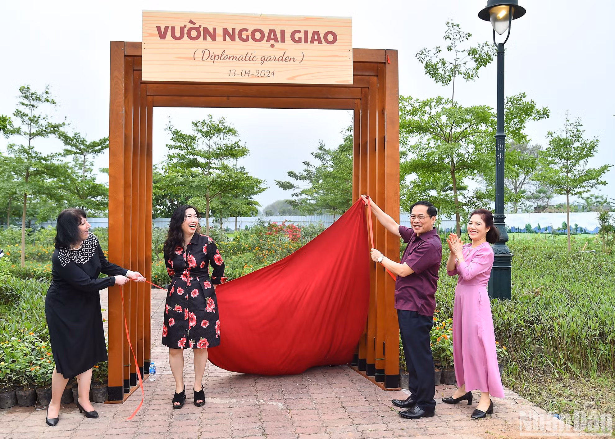 Bộ trưởng Ngoại giao Bùi Thanh Sơn, Phu nhân Vũ Thị Bích Ngọc, Thứ trưởng Ngoại giao Lê Thị Thu Hằng và Đại sứ Đặc mệnh toàn quyền Rumani tại Việt Nam Cristina Romila thực hiện nghi lễ khai trương Vườn Ngoại giao.
