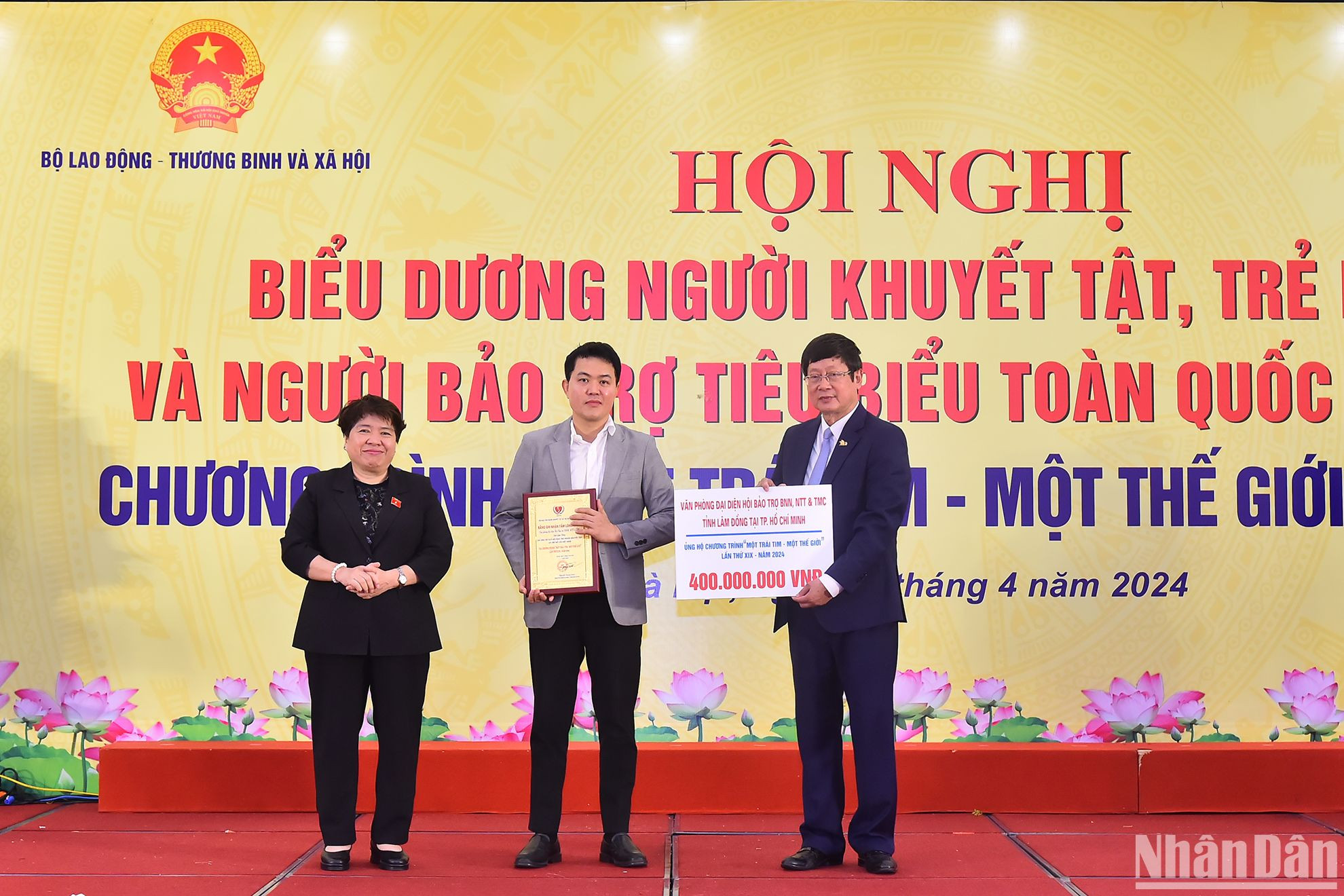 Chủ nhiệm Ủy ban Xã hội của Quốc hội Nguyễn Thúy Anh và Phó Chủ tịch Hội bảo trợ người khuyết tật và trẻ mồ côi Việt Nam Đỗ Mạnh Hùng tiếp nhận và trao biểu trưng cho các đơn vị, cá nhân đã ủng hộ và cam kết ủng hộ người khuyết tật, trẻ mồ côi và người có hoàn cảnh khó khăn.