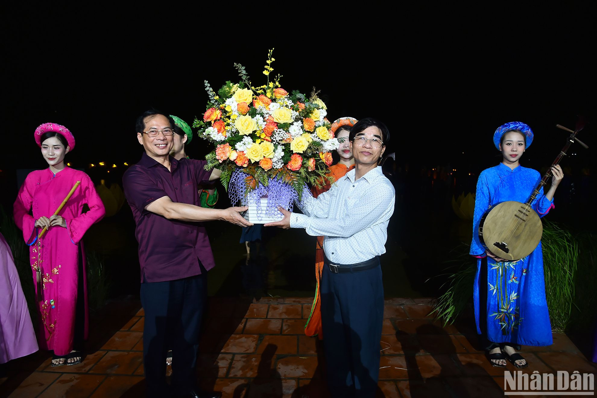 Bộ trưởng Ngoại giao Bùi Thanh Sơn tặng hoa cho các nghệ sĩ biểu diễn vở diễn thực cảnh “Tinh hoa Bắc Bộ” và đại diện lãnh đạo Công ty Tuần Châu.