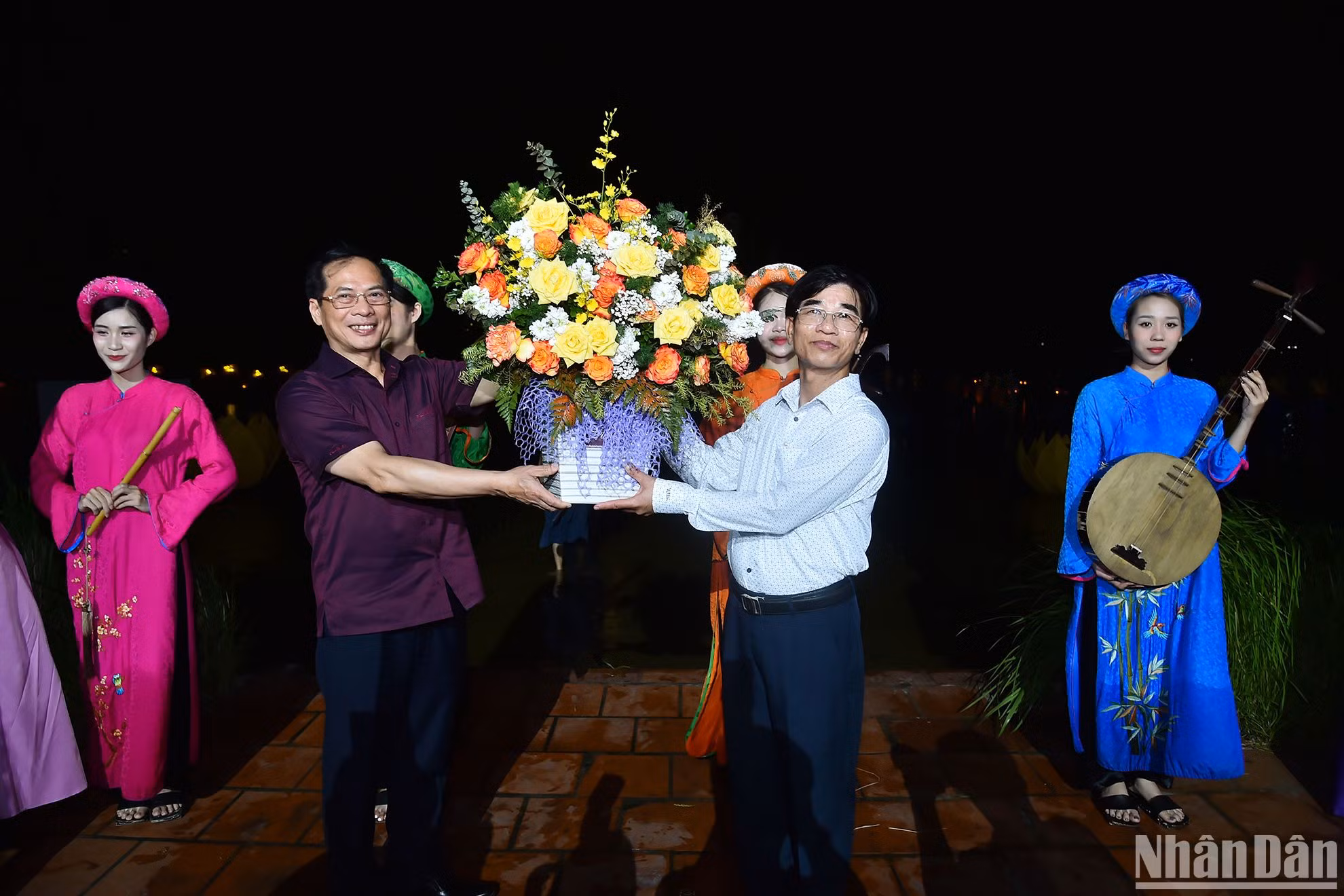 Bộ trưởng Ngoại giao Bùi Thanh Sơn tặng hoa cho các nghệ sĩ biểu diễn vở diễn thực cảnh “Tinh hoa Bắc Bộ” và đại diện lãnh đạo Công ty Tuần Châu.