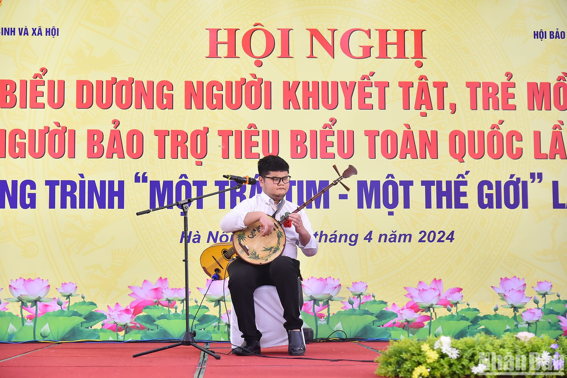 Đại biểu người khiếm thị Bùi Ngọc Thịnh (tỉnh Khánh Hoà) trình diễn độc tấu nhạc phẩm Đứa bé của nhạc sĩ Minh Khang bằng 3 trong 14 nhạc cụ mà anh thành thạo tại hội nghị.