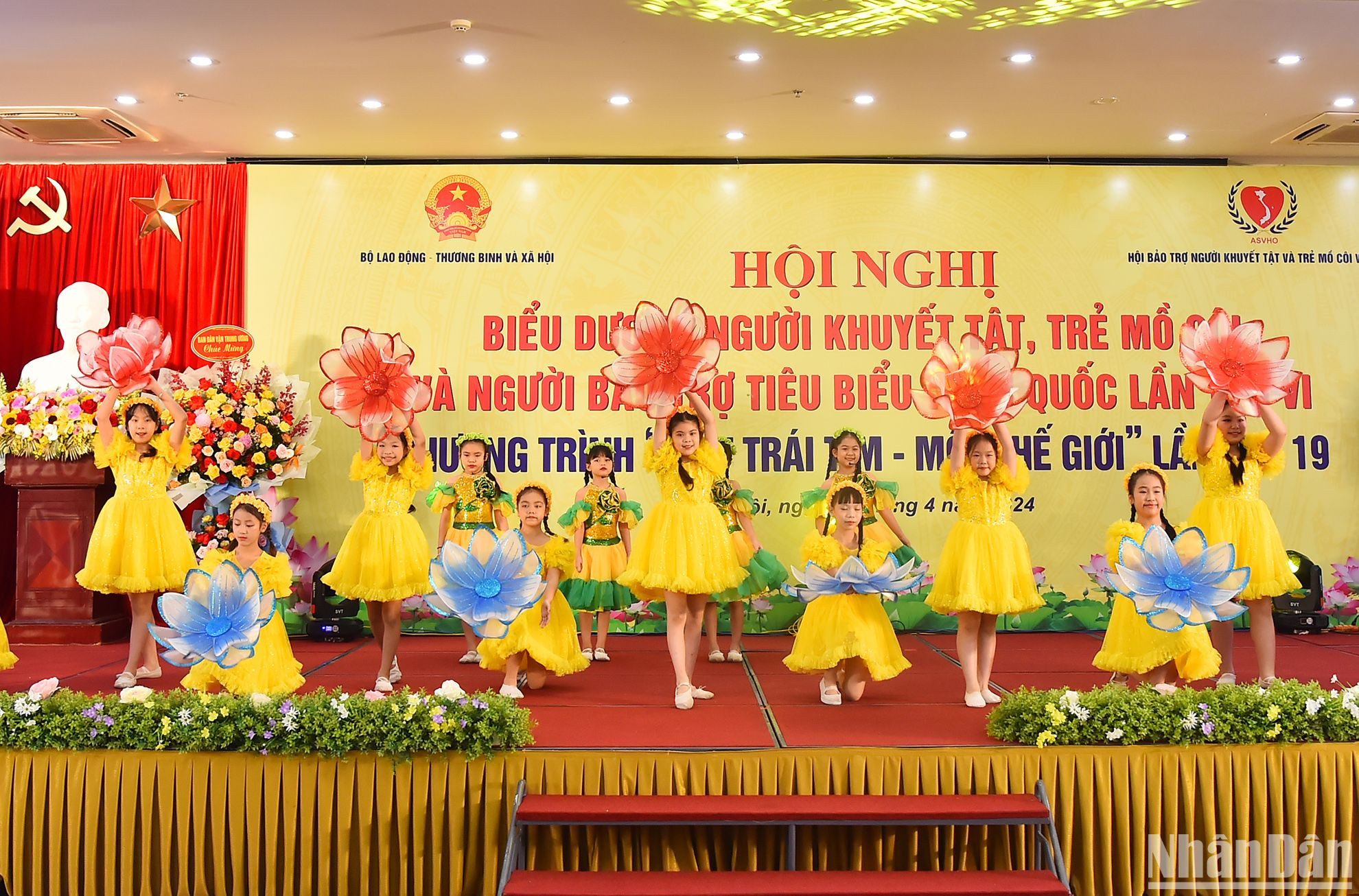 Tiết mục văn nghệ chào mừng của các em thiếu nhi tại hội nghị.