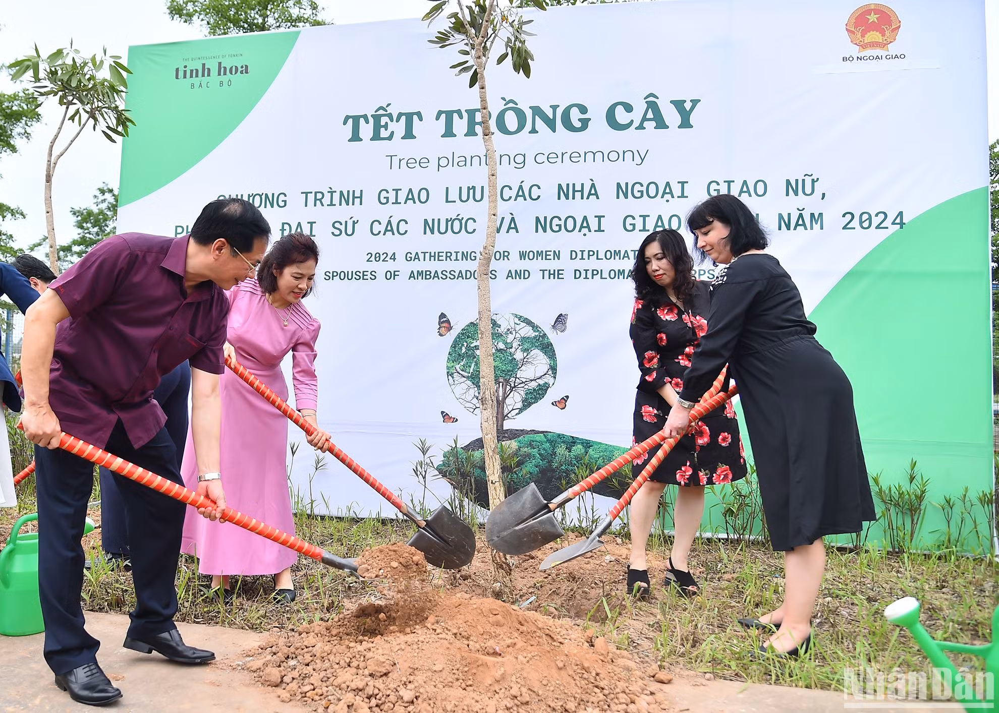 Bộ trưởng Ngoại giao Bùi Thanh Sơn, Phu nhân Vũ Thị Bích Ngọc, Thứ trưởng Ngoại giao Lê Thị Thu Hằng và Đại sứ Đặc mệnh toàn quyền Rumani tại Việt Nam Cristina Romila thực hiện nghi thức trồng cây tại chương trình.