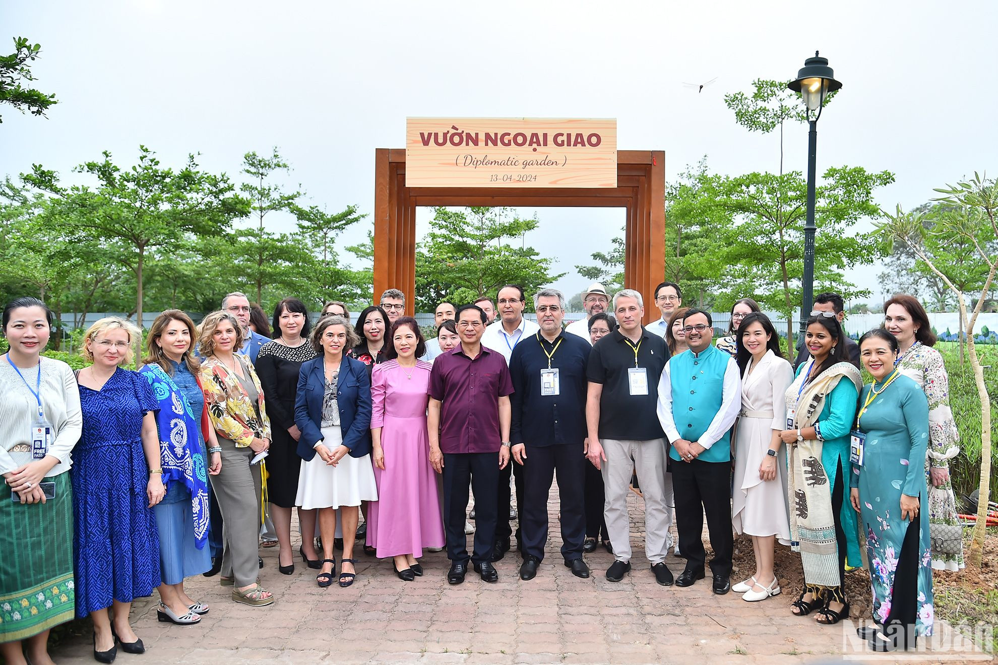 Bộ trưởng Ngoại giao Bùi Thanh Sơn, Phu nhân Vũ Thị Bích Ngọc cùng đồng chí lãnh đạo Bộ Ngoại giao và các đại biểu tại Lễ khai trương Vườn Ngoại giao.