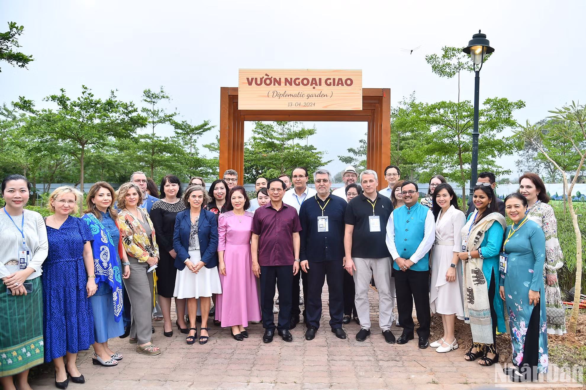 Bộ trưởng Ngoại giao Bùi Thanh Sơn, Phu nhân Vũ Thị Bích Ngọc cùng đồng chí lãnh đạo Bộ Ngoại giao và các đại biểu tại Lễ khai trương Vườn Ngoại giao.