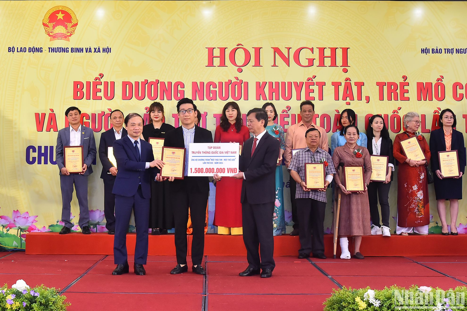 Phó Trưởng Ban Thường trực Ban Dân vận Trung ương Phạm Tất Thắng và Chủ tịch Hội bảo trợ người khuyết tật và trẻ mồ côi Việt Nam Nguyễn Trọng Đàm tiếp nhận và trao biểu trưng cho các đơn vị, cá nhân đã ủng hộ và cam kết ủng hộ người khuyết tật, trẻ mồ côi và người có hoàn cảnh khó khăn.