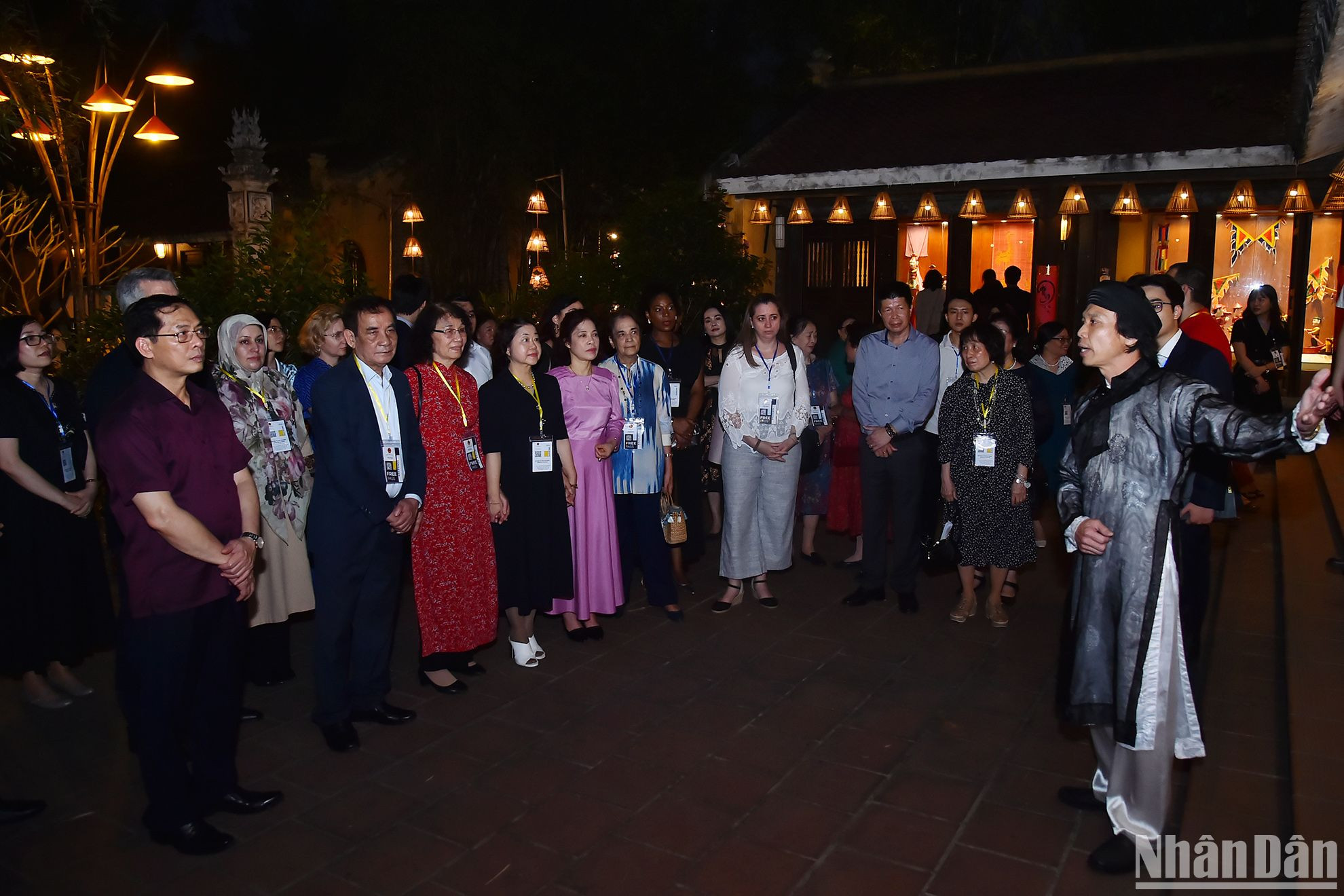 Bộ trưởng Ngoại giao Bùi Thanh Sơn, Phu nhân Vũ Thị Bích Ngọc cùng các đại biểu nghe giới thiệu về loại hình nghệ thuật múa rối nước tại Bảo tàng múa rối nước.