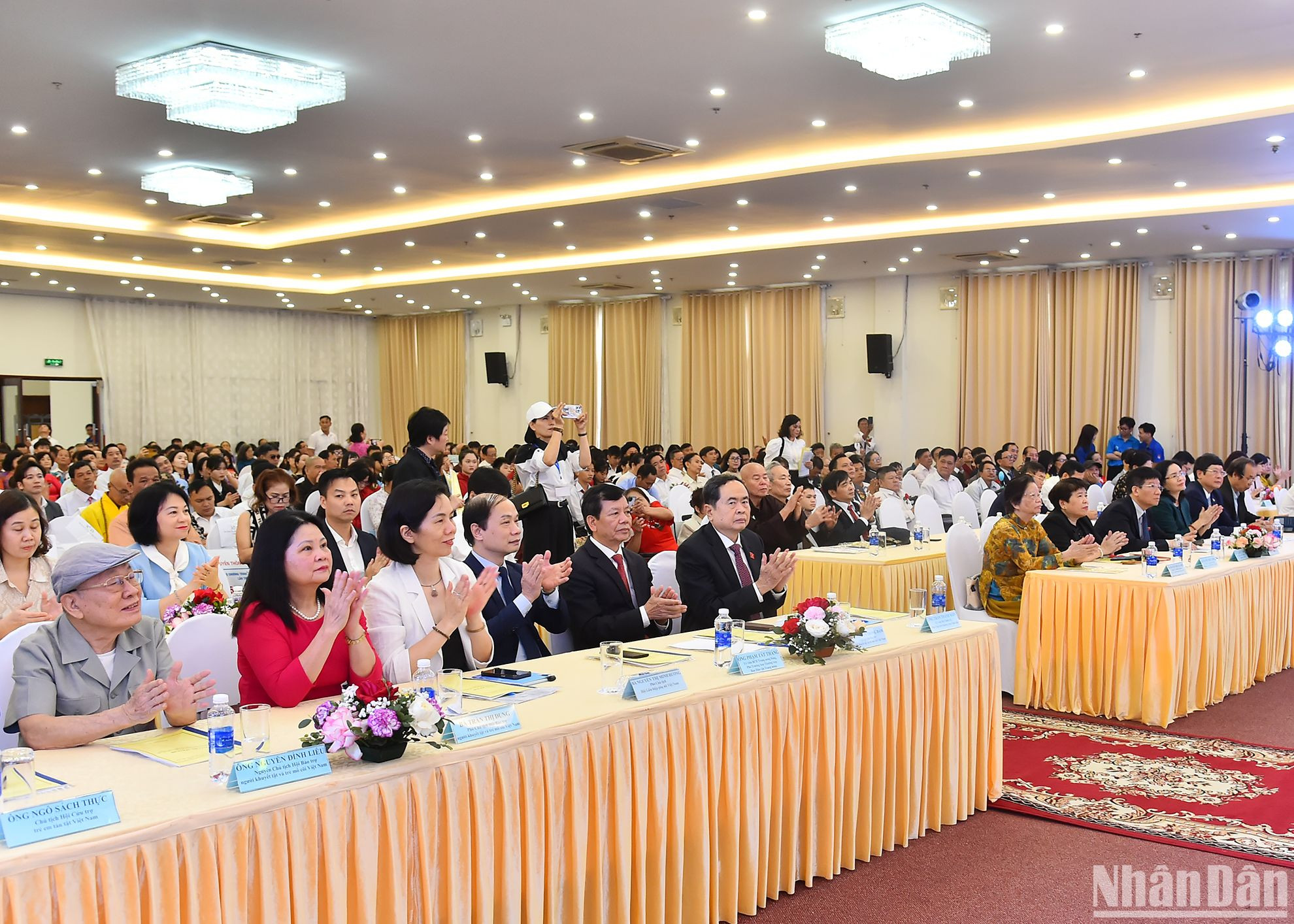 Phó Chủ tịch Thường trực Quốc hội Trần Thanh Mẫn cùng các đại biểu, người khuyết tật, trẻ mồ côi và người bảo trợ tiêu biểu tham dự Hội nghị biểu dương người khuyết tật, trẻ mồ côi và người bảo trợ tiêu biểu toàn quốc lần thứ VI và Chương trình “Một trái tim, một thế giới” lần thứ 19.