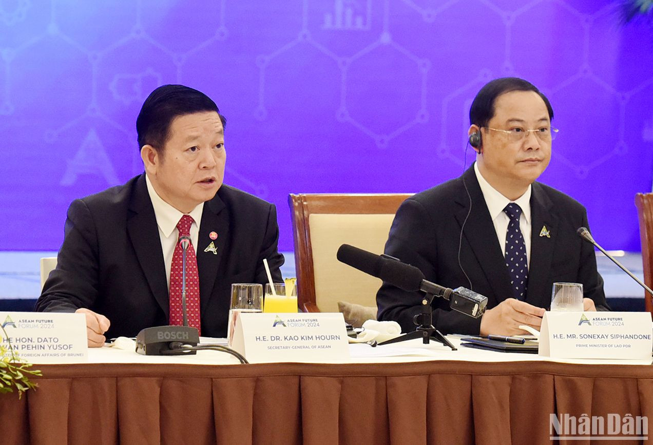 Tổng Thư ký ASEAN Kao Kim Hourn phát biểu.