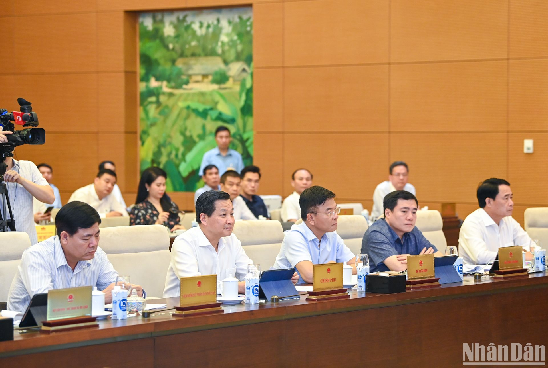 Phó Thủ tướng Chính phủ Lê Minh Khái cùng lãnh đạo các Bộ, ngành và các đại biểu dự phiên họp.