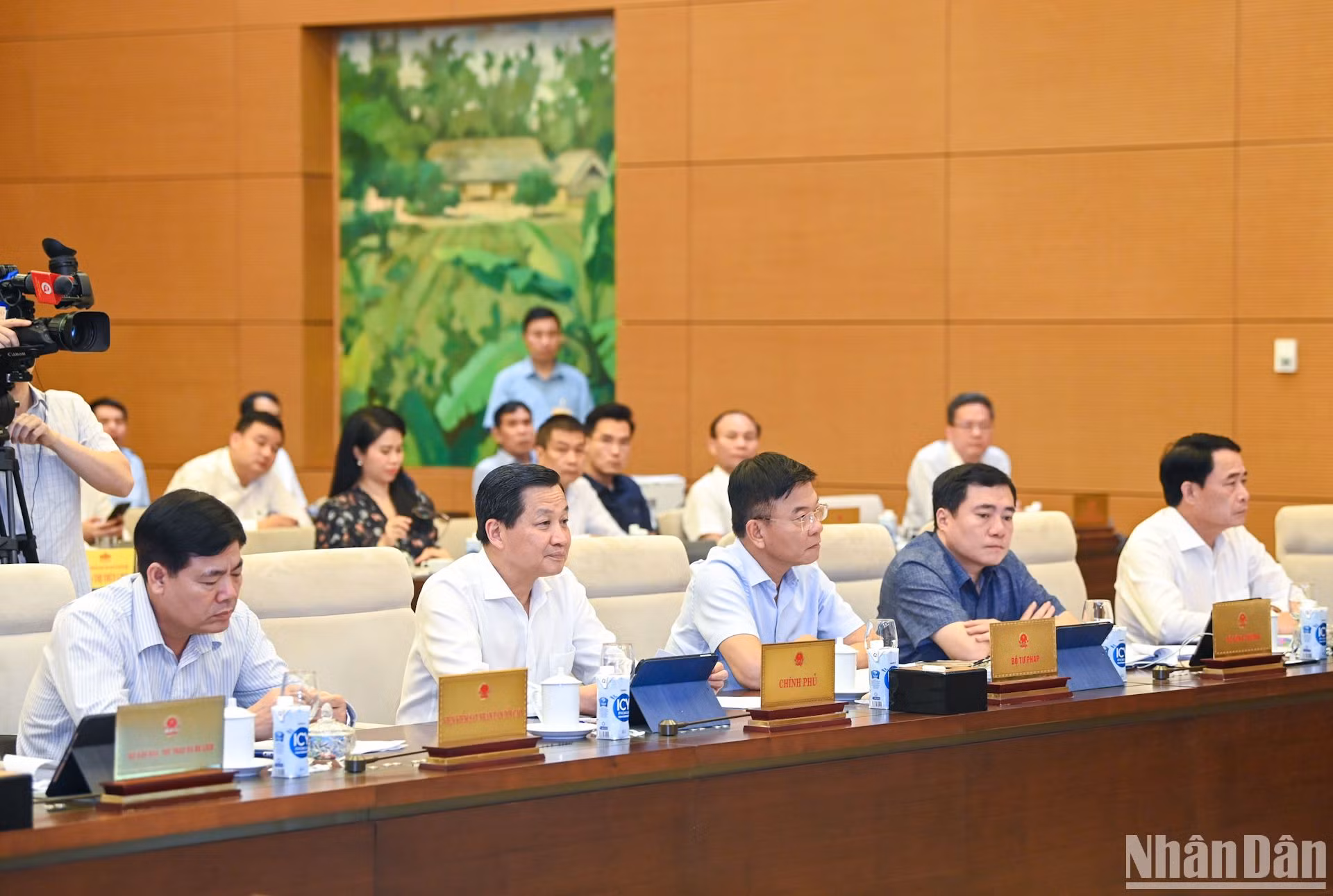 Phó Thủ tướng Chính phủ Lê Minh Khái cùng lãnh đạo các Bộ, ngành và các đại biểu dự phiên họp.