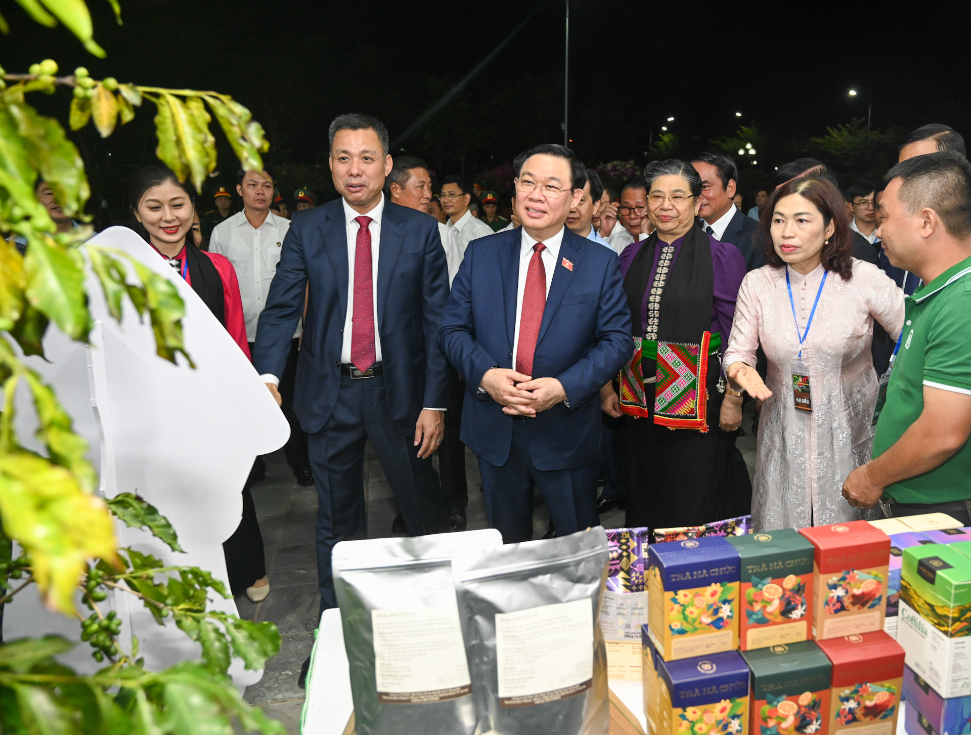 Chủ tịch Quốc hội Vương Đình Huệ thăm gian hàng tại Hội chợ Triển lãm “Cà-phê Sơn La - Hội nhập và phát triển".