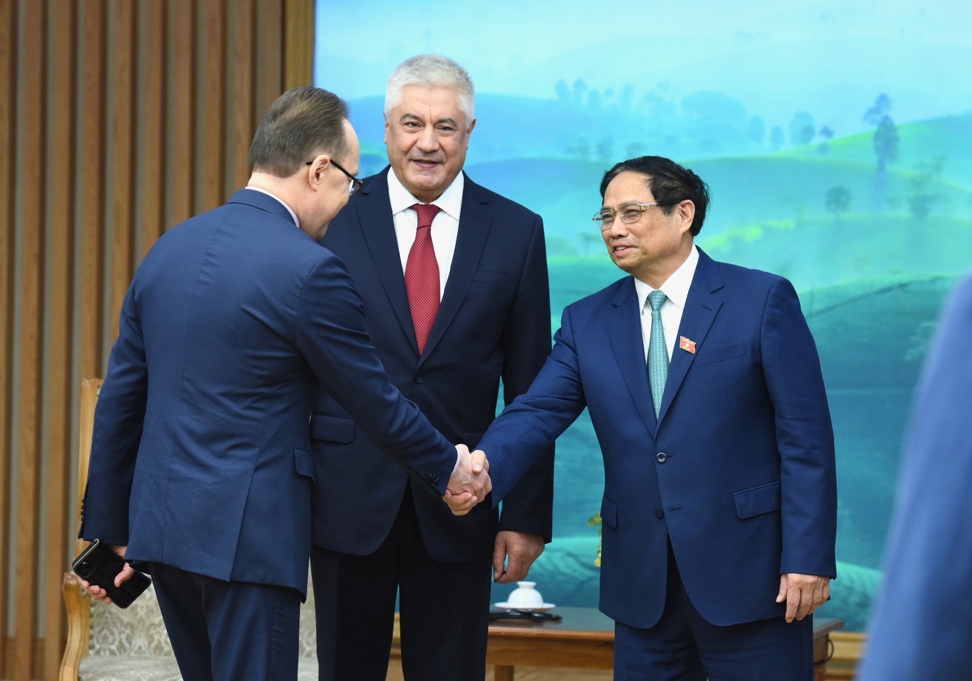 Thủ tướng Phạm Minh Chính đón các thành viên đi cùng Đại tướng Kolokoltsev Vladimir Alexandrovich, Bộ trưởng Nội vụ Liên bang Nga. Thủ tướng Phạm Minh Chính đón các thành viên đi cùng Đại tướng Kolokoltsev Vladimir Alexandrovich, Bộ trưởng Nội vụ Liên bang Nga.
