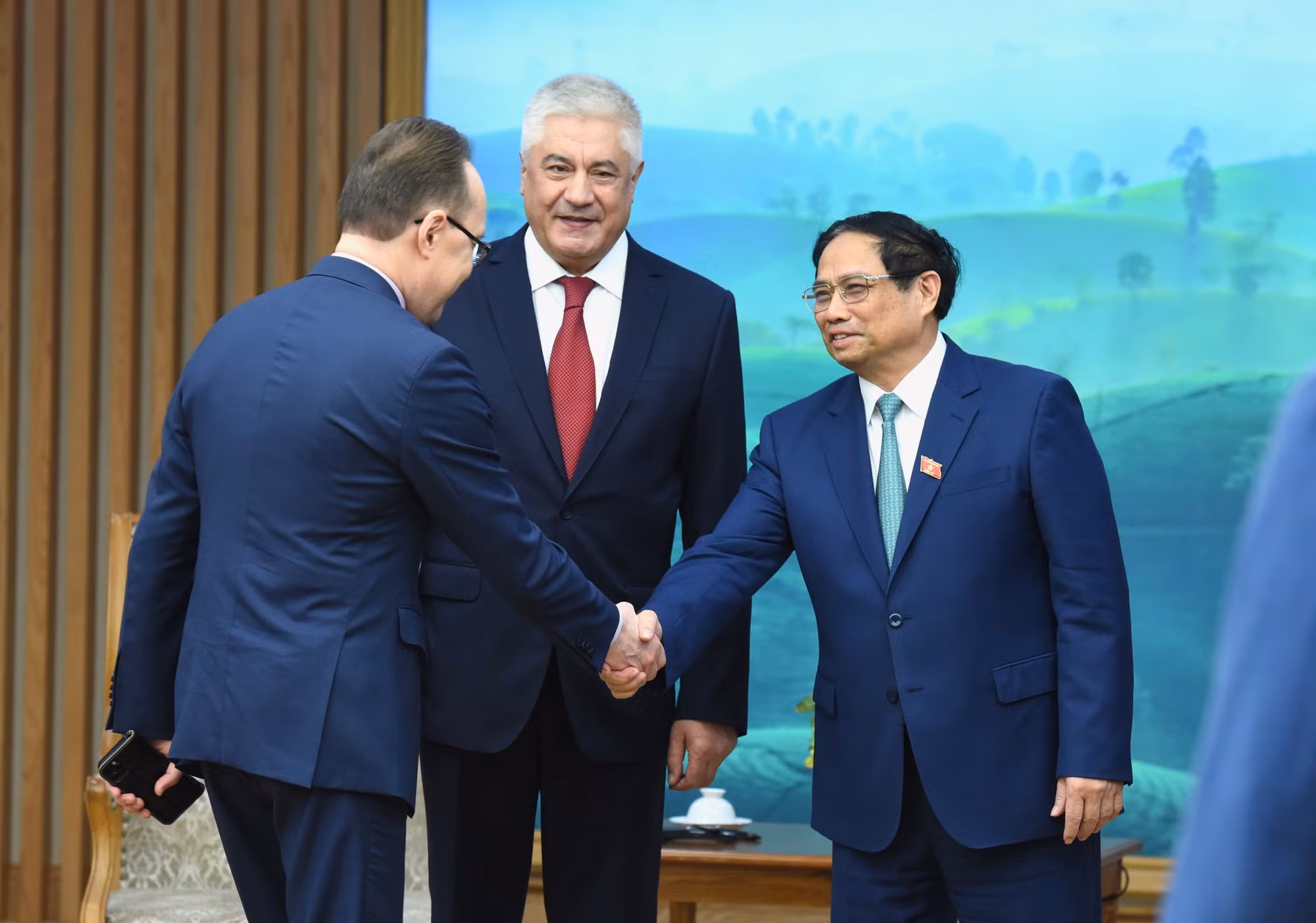 Thủ tướng Phạm Minh Chính đón các thành viên đi cùng Đại tướng Kolokoltsev Vladimir Alexandrovich, Bộ trưởng Nội vụ Liên bang Nga.