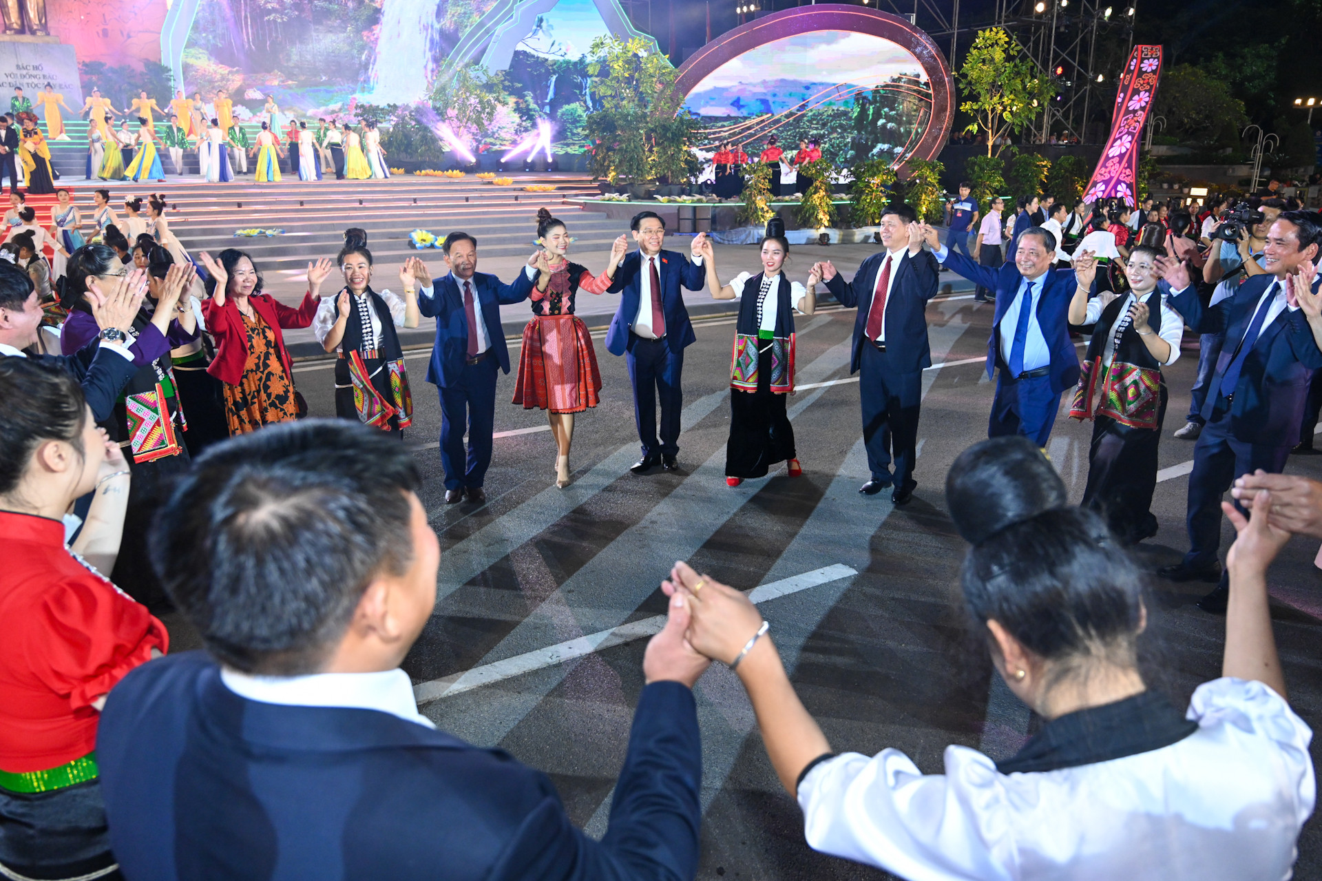 Chủ tịch Quốc hội Vương Đình Huệ cùng các đại biểu tham gia điệu múa xòe với đồng bào các dân tộc tỉnh Sơn La.