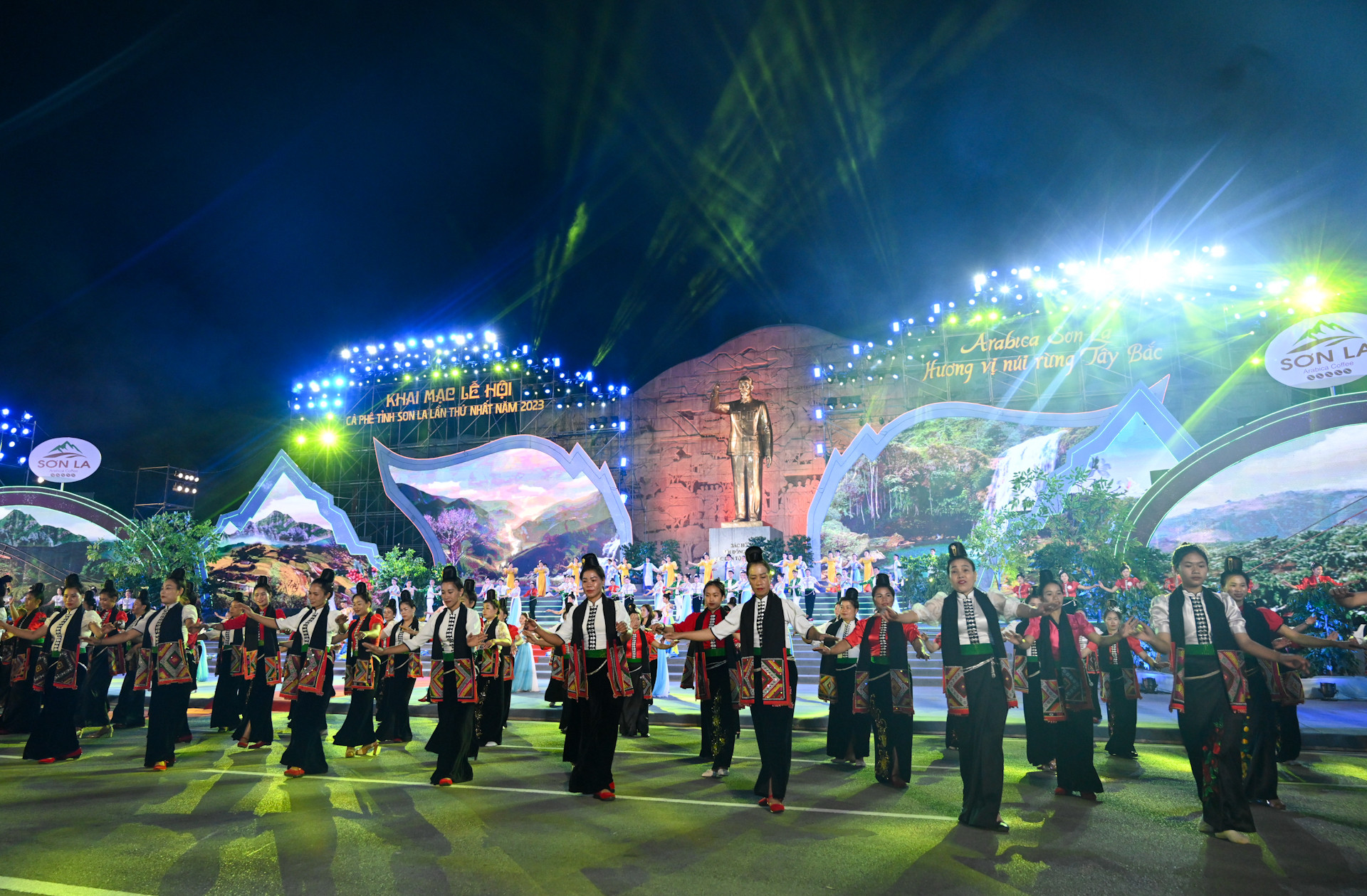 Tiết mục biểu diễn nghệ thuật tại lễ khai mạc.