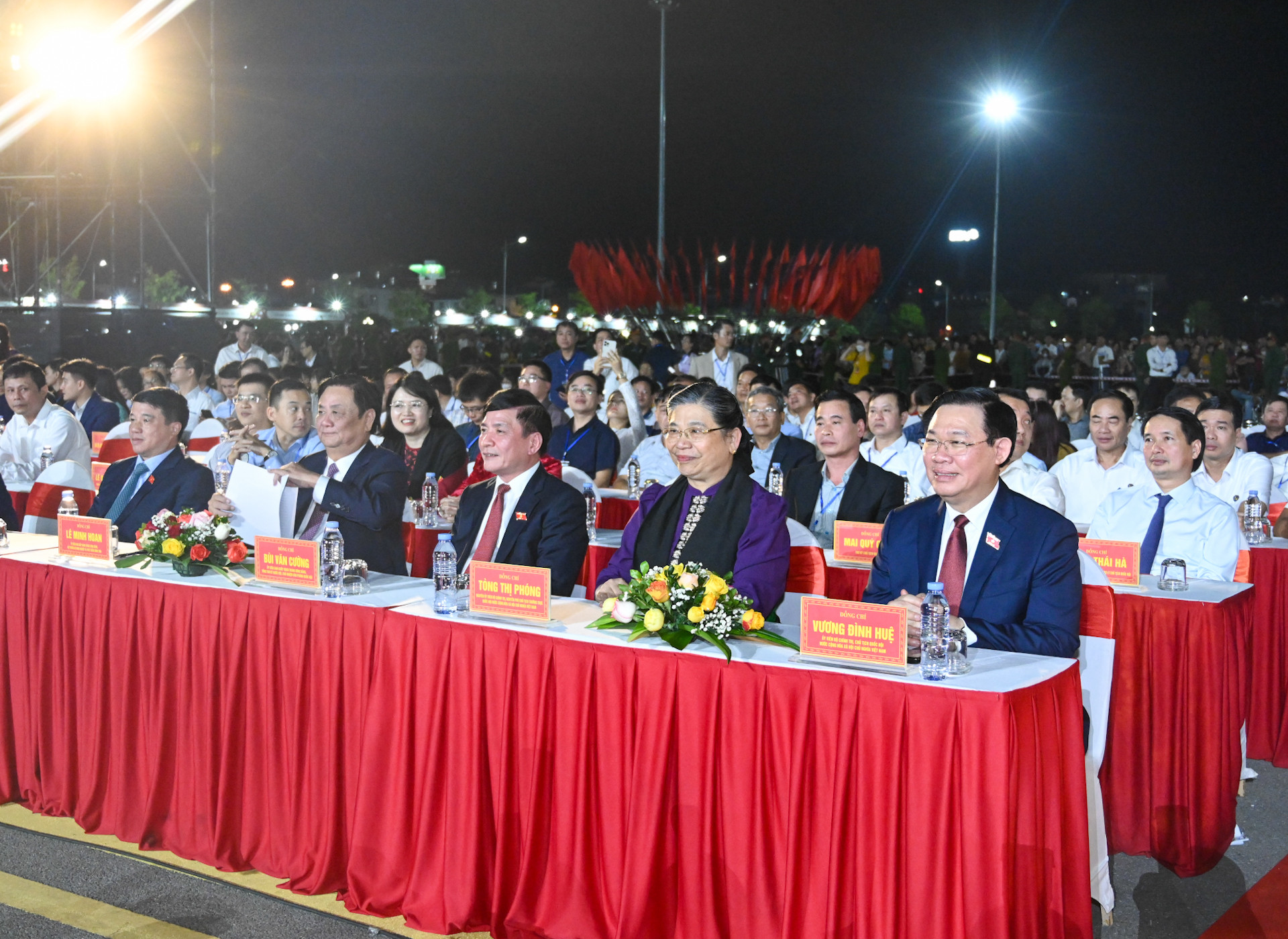 Chủ tịch Quốc hội Vương Đình Huệ cùng các đồng chí lãnh đạo, nguyên lãnh đạo Đảng, Nhà nước và các đại biểu dự lễ khai mạc.